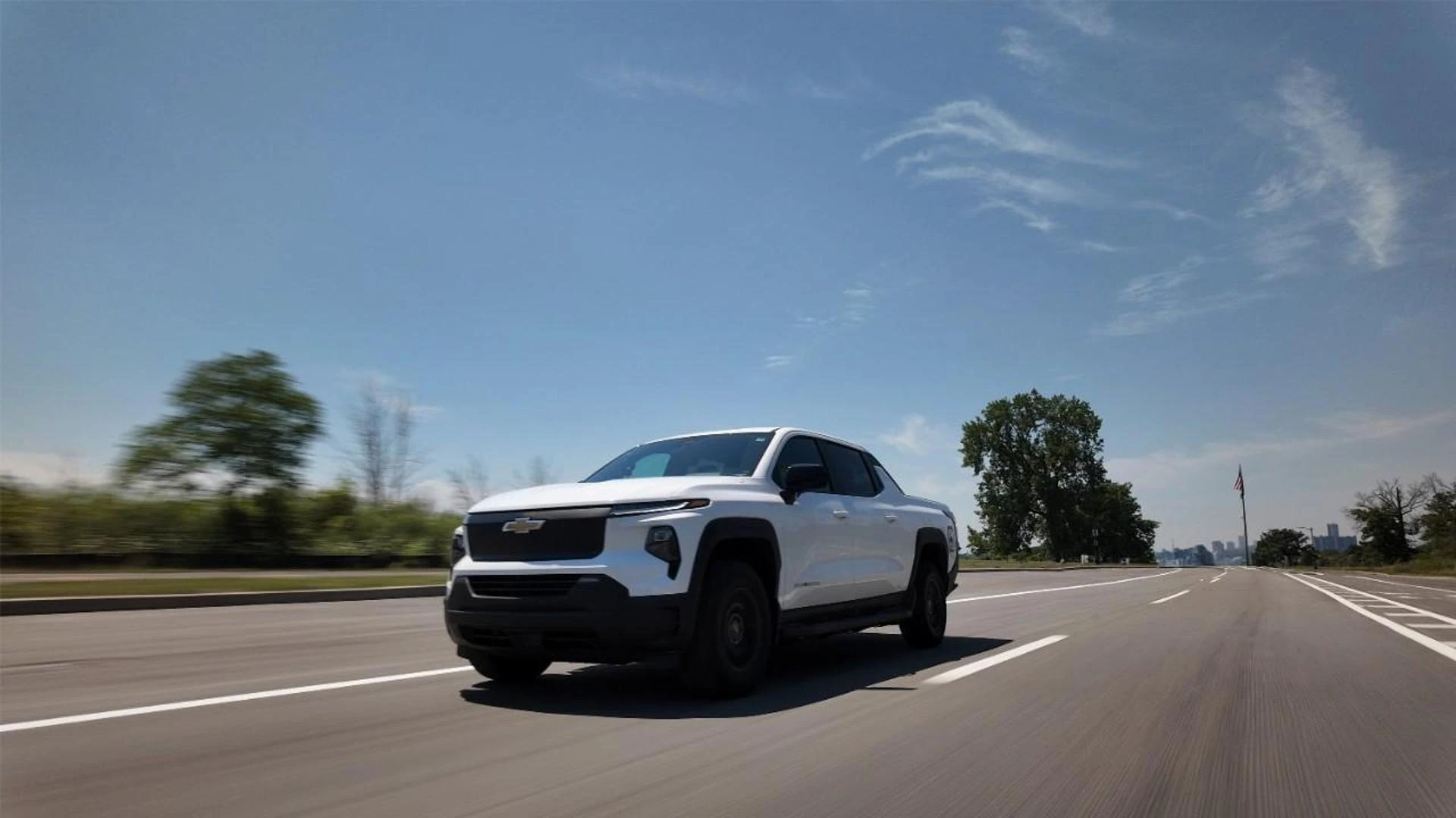 Percorrenza da record per il pick-up Chevrolet Silverado, quasi 1.060 miglia con una ricarica
