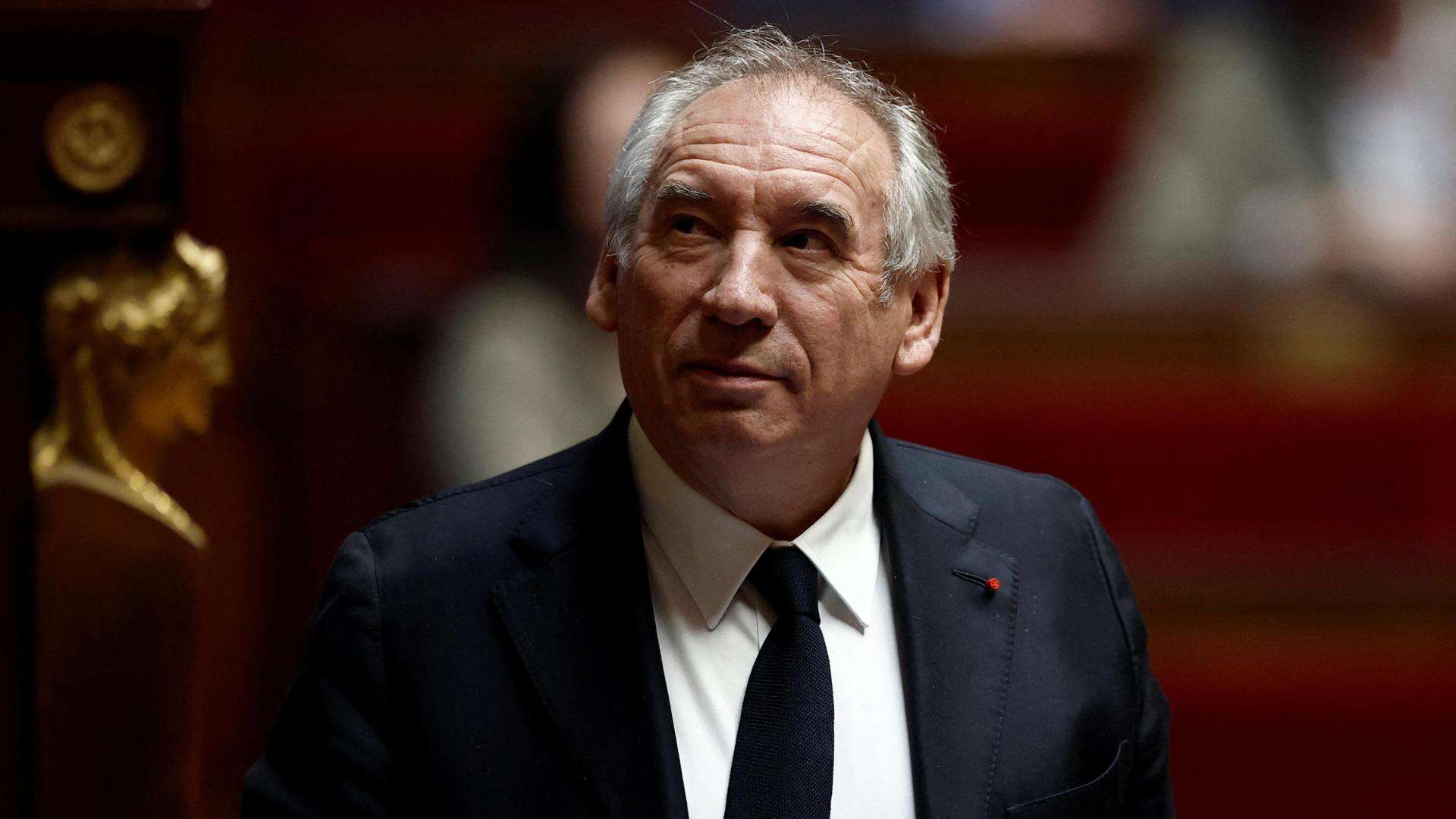 Francia, i socialisti si staccano da Melenchon e comunisti: non voteranno la sfiducia a Bayrou