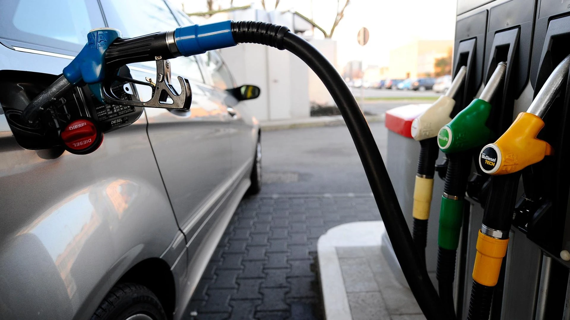 Il gasolio rincara mentre la benzina non scende. Consumatori in rivolta