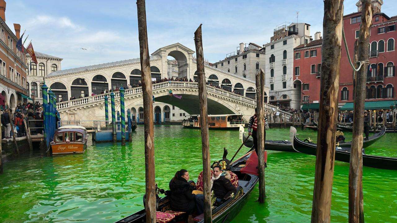 Per il Canal Grande “tinto” di verde denunciati i 28 attivisti: firmati anche un foglio di via e alcuni Daspo. Accuse pesantissime