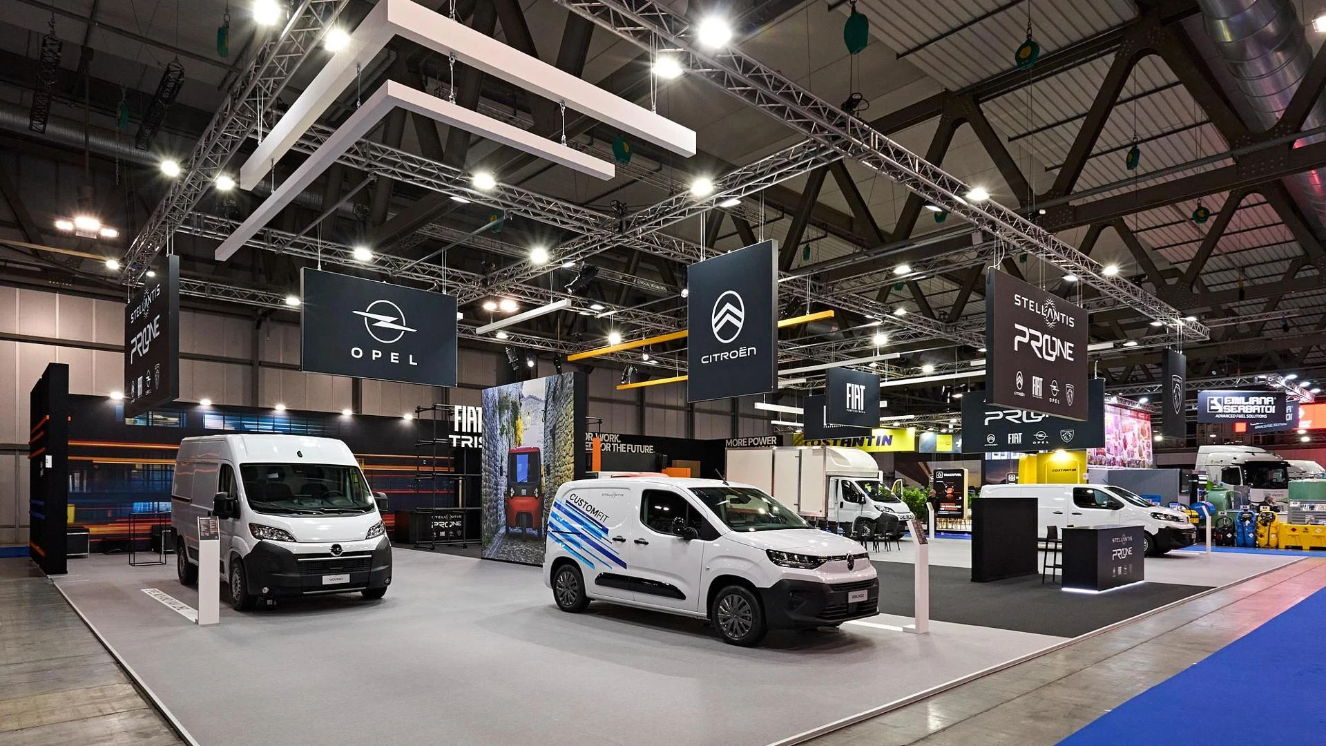 Stellantis Pro One domina il mercato italiano dei veicoli commerciali e al Transpotec porta il Tris