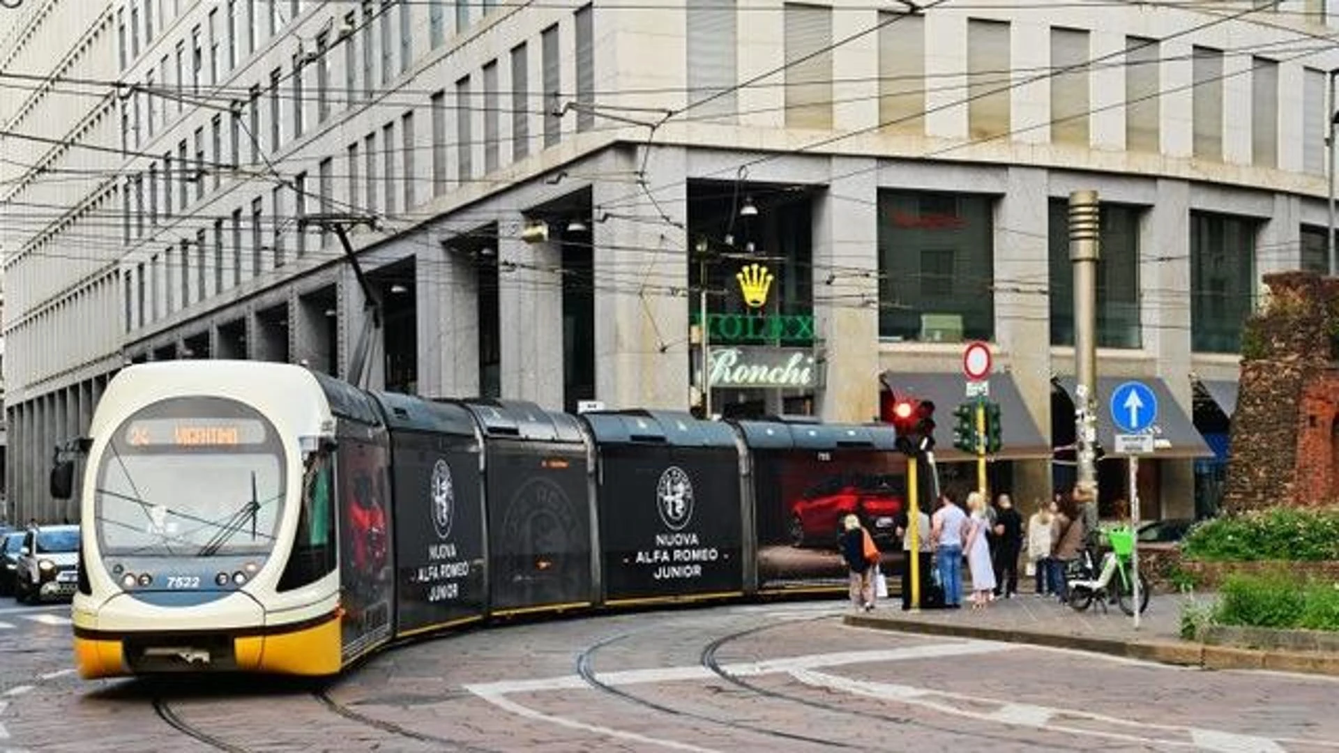 Ancora idee per la Junior: ora la fanno “correre” sui binari del tram di Milano