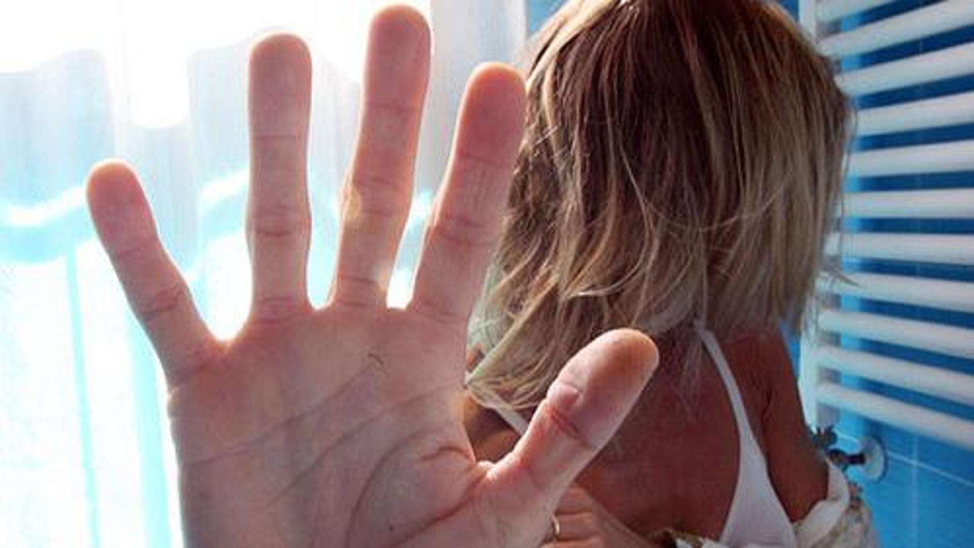 Taranto, svegliata di notte e minacciata perché trans: indagati padre e figlio