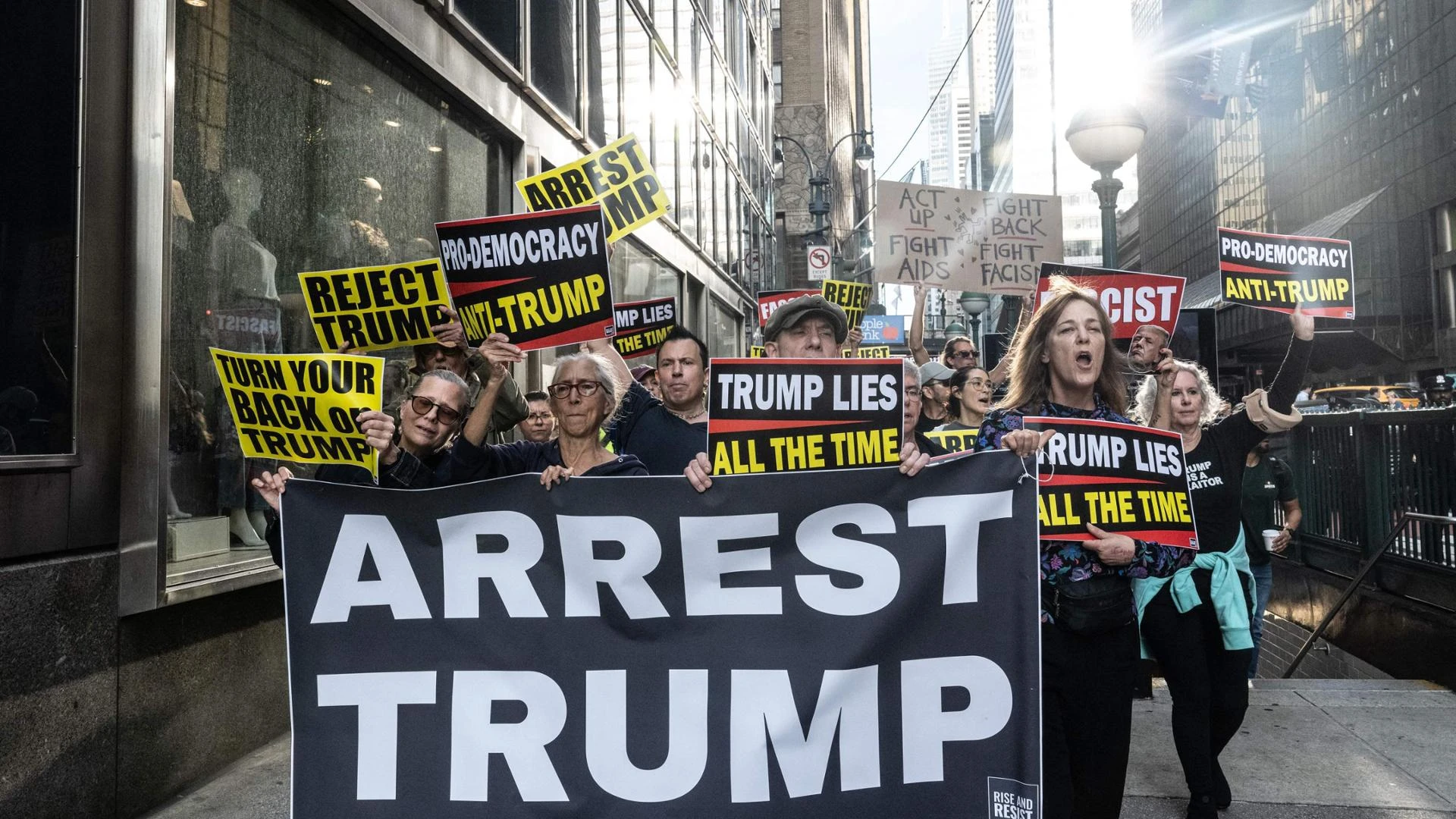 New York, la protesta del popolo anti-Trump: migliaia in strada contro il presidente