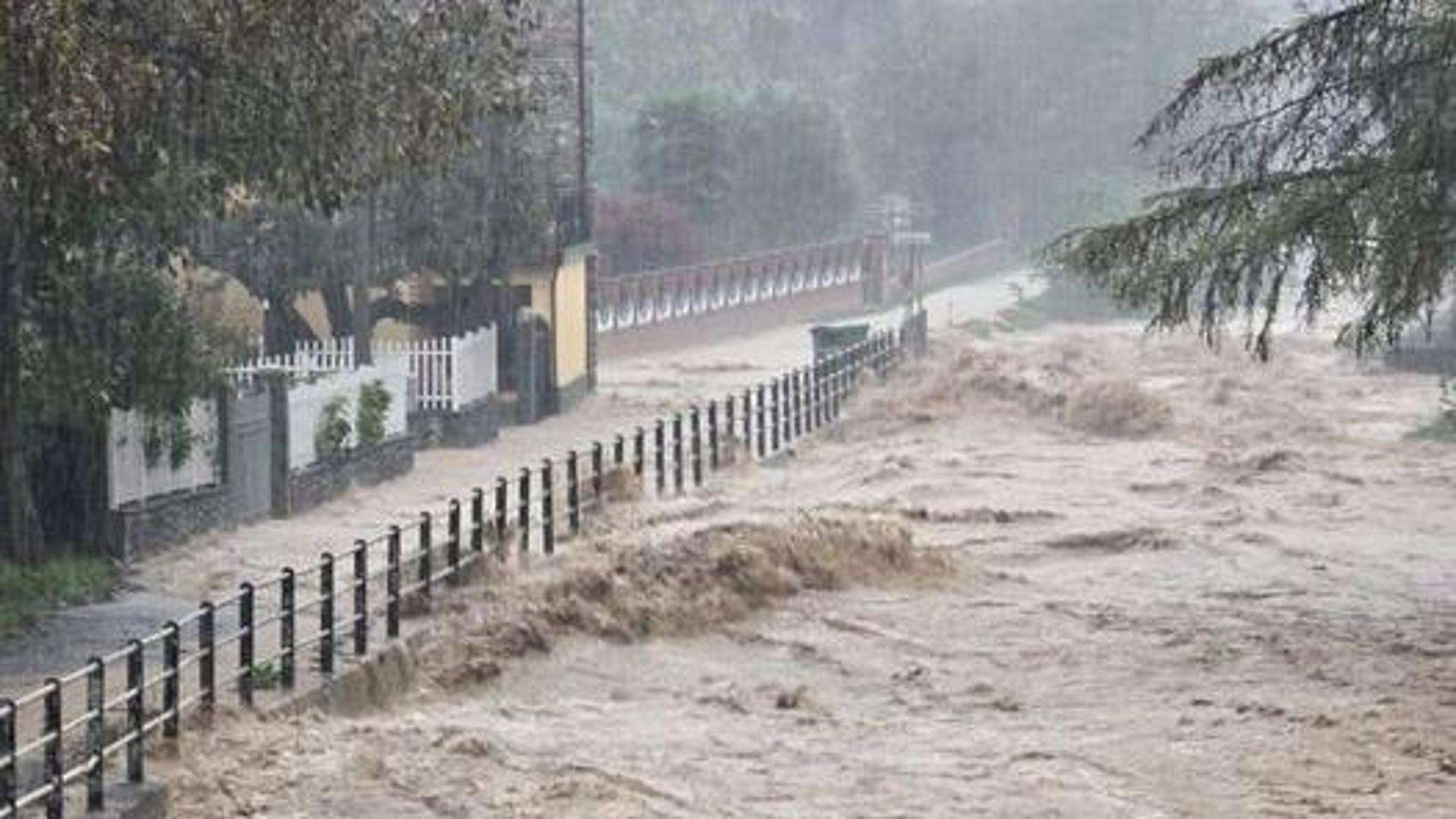 Maltempo, allerta arancione in Liguria: frane, fiumi esondati. Stop ai treni, voli dirottati e scuole chiuse. Problemi anche in Piemonte, Lombardia, Toscana ed Emilia Romagna