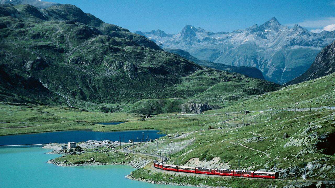 In viaggio sui treni rossi della Ferrovia Retica. Che il 29 ottobre farà circolare un convoglio da Guinness