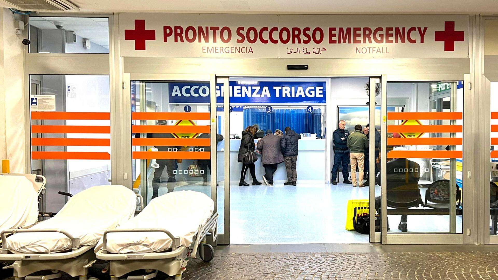 Napoli, stufa di aspettare al pronto soccorso aggredisce un medico: arrestata