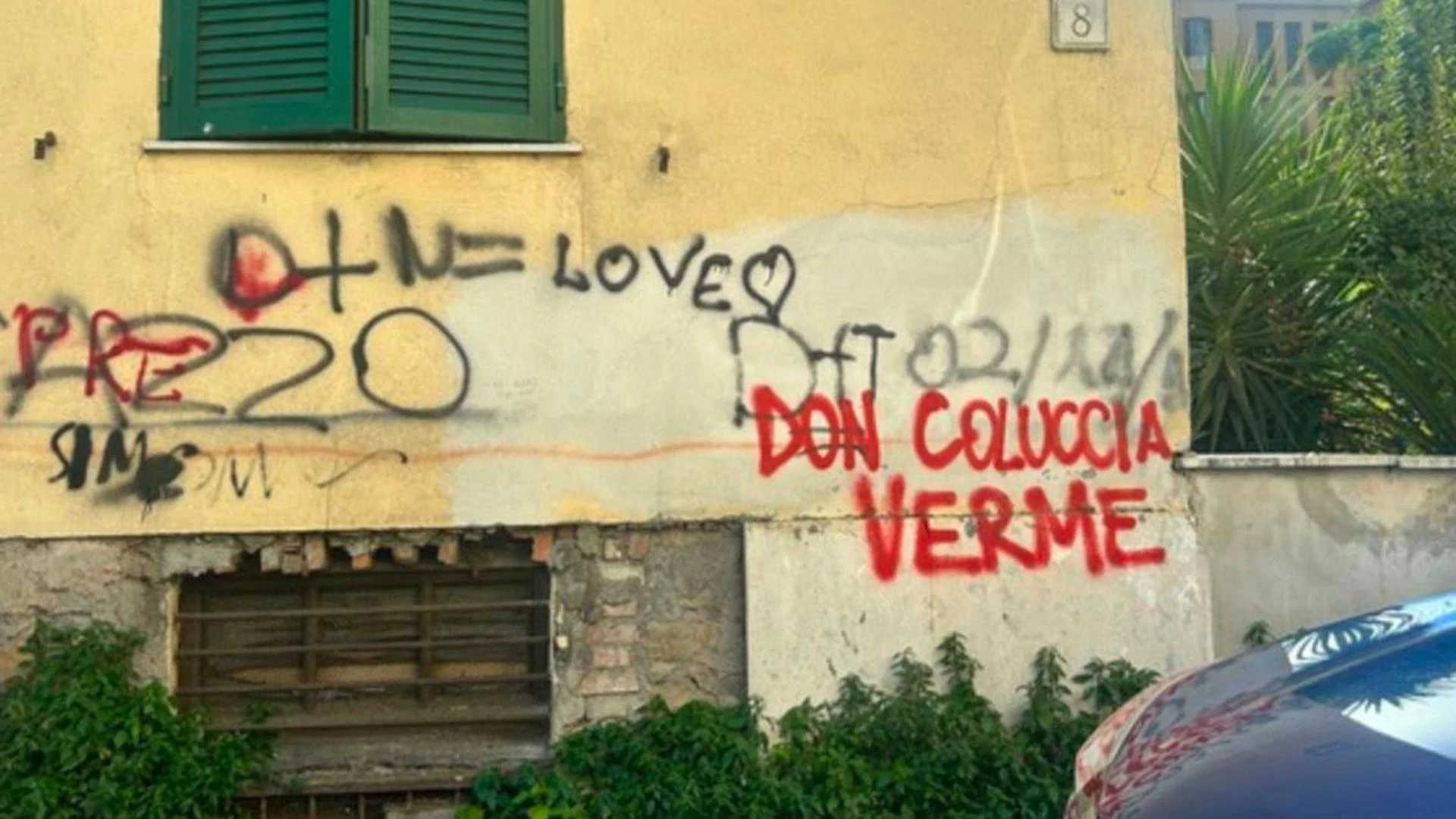 Ancora scritte contro Don Coluccia a San Basilio: “Sei un verme”
