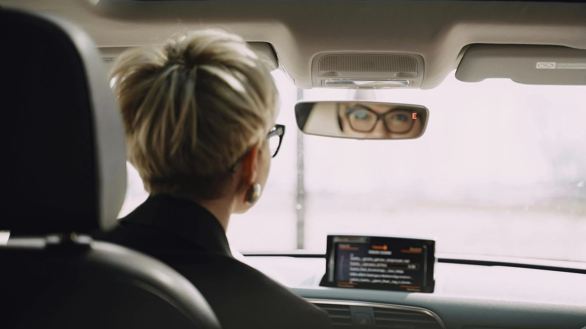 Donne al volante, un sondaggio per scoprire la verità
