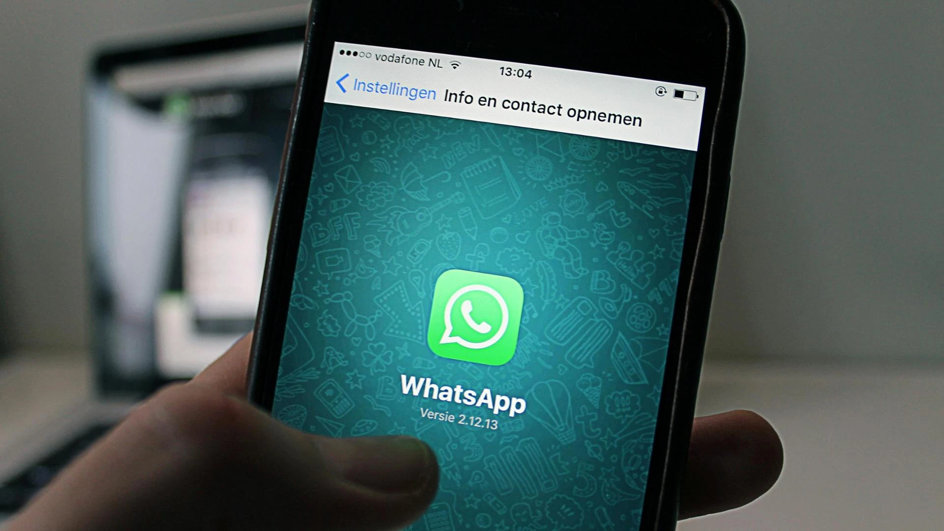 Spiare le chat di WhatsApp è reato e per la Cassazione si rischia fino a 10 anni di carcere