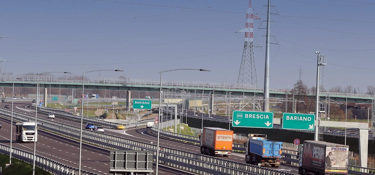 Tamponamento in autostrada: scende dall’auto, viene travolta e muore a 19 anni