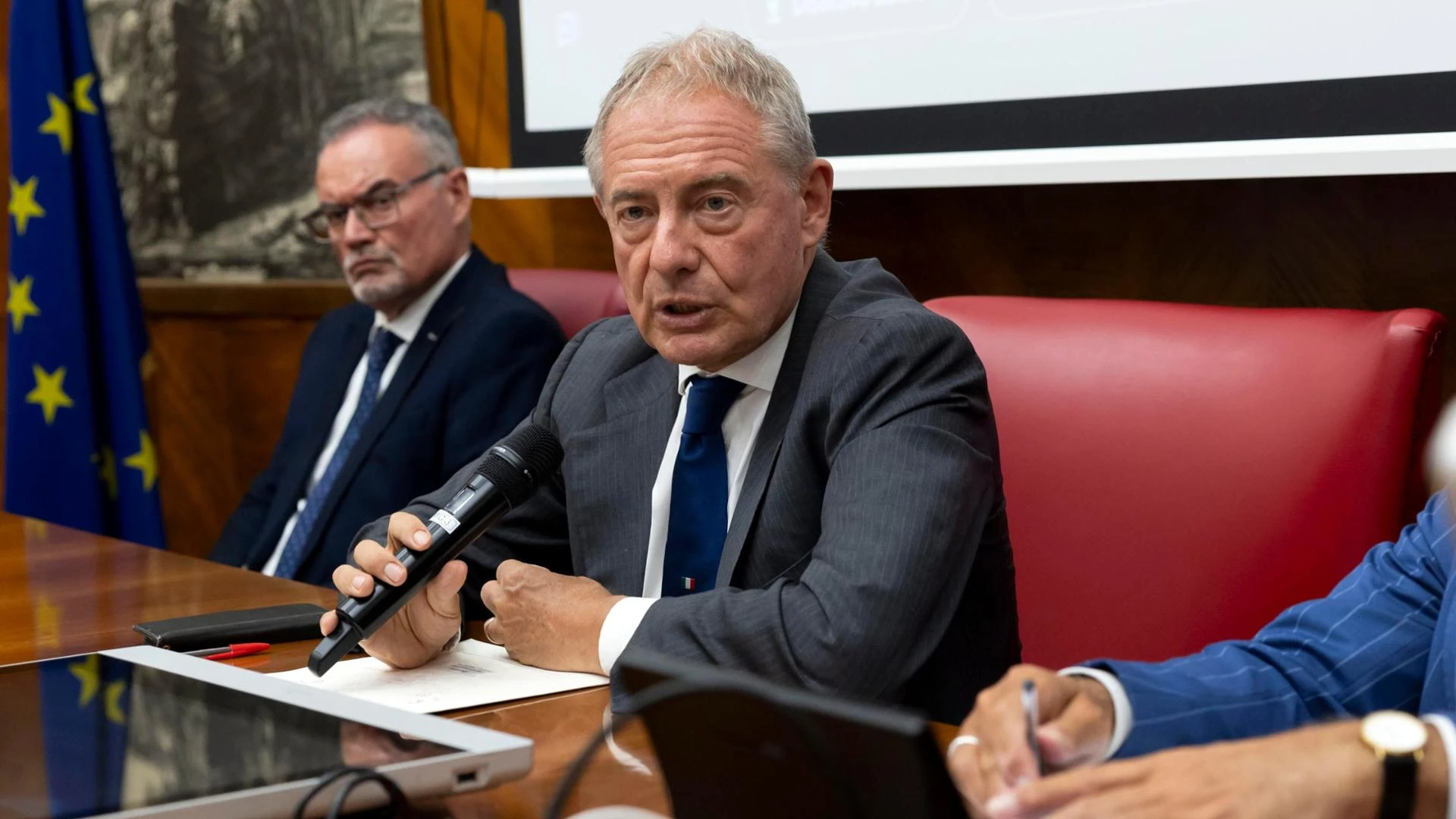 Ex Ilva, Urso: “Tavolo con gli enti locali decisivo per la sopravvivenza degli stabilimenti”