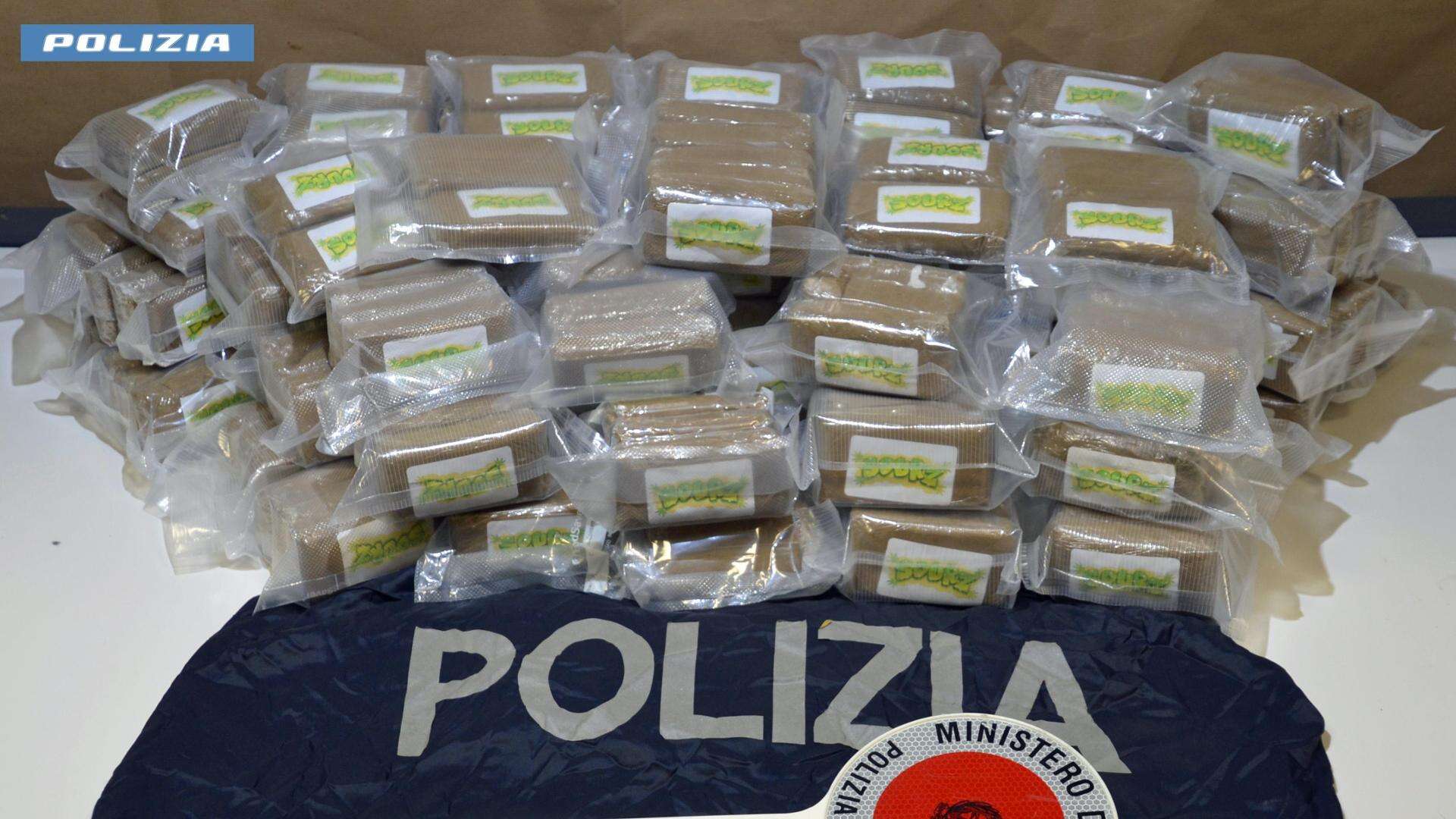 Arrestata professoressa spacciatrice: trovata con mezzo kg di droga tra ecstasy, cocaina, eroina marijuana e hashish