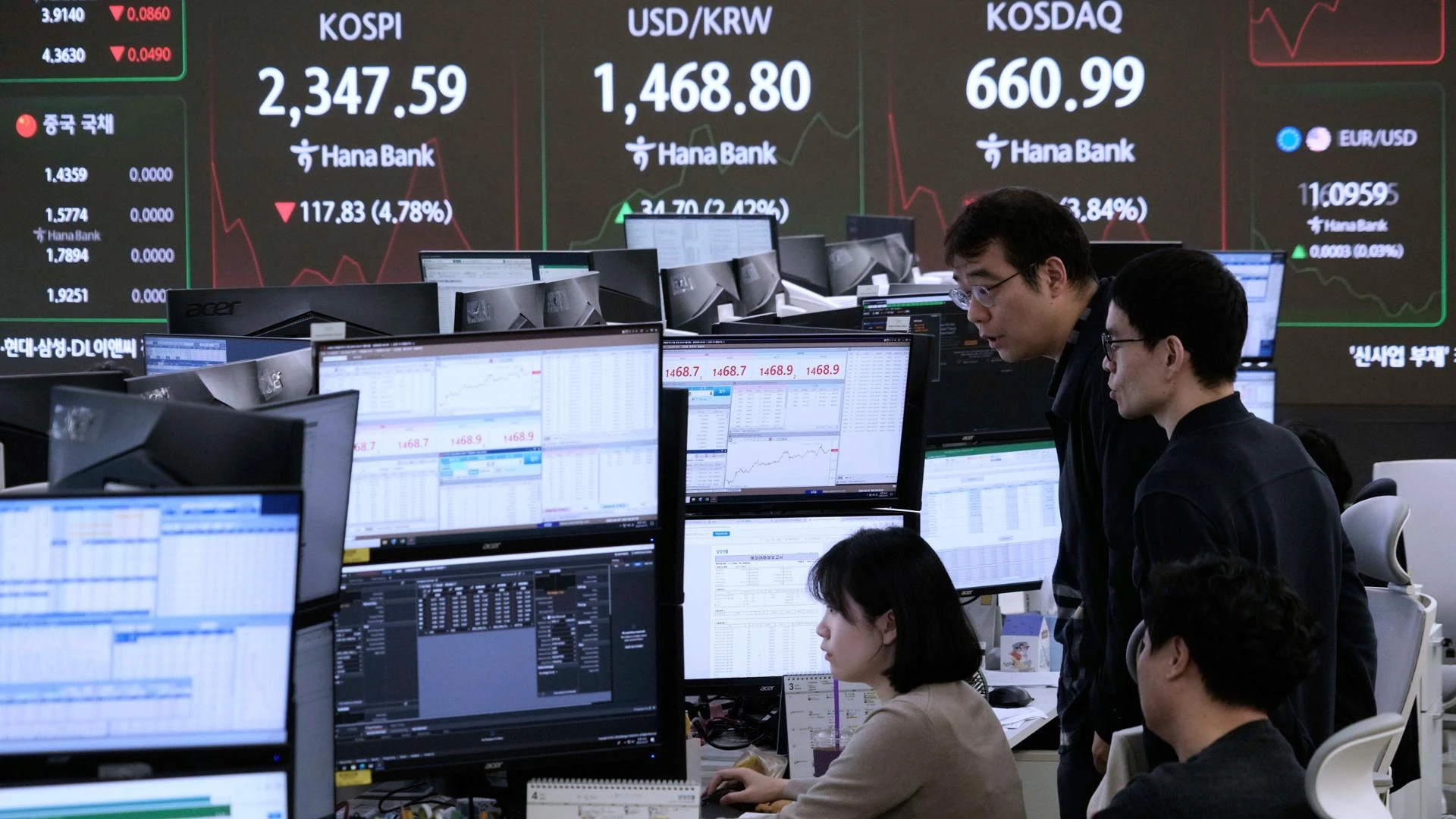 Dazi, nessuna tregua da Trump: “Raddoppio le tariffe alla Cina”. Rivolta di Wall Street