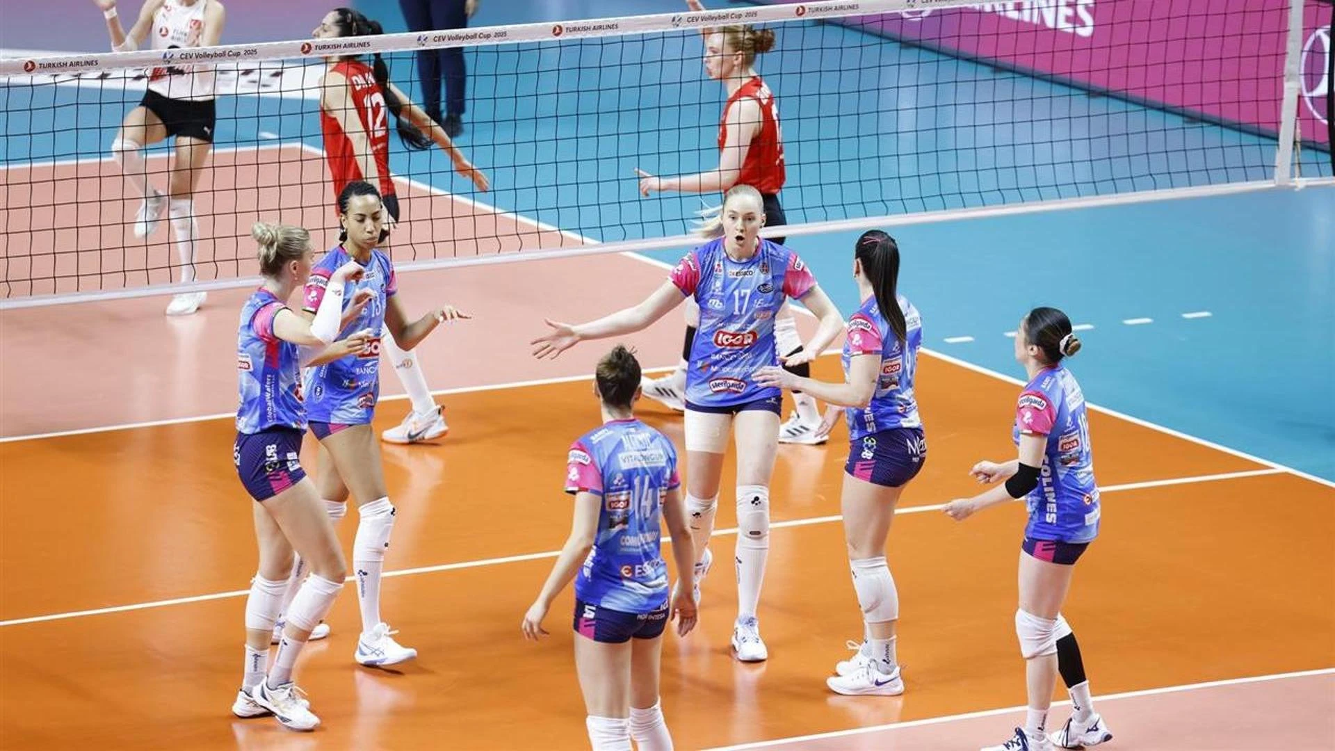 Volley femminile, missione compiuta: la Igor vince due set a Istanbul ed è in finale di Coppa Cev
