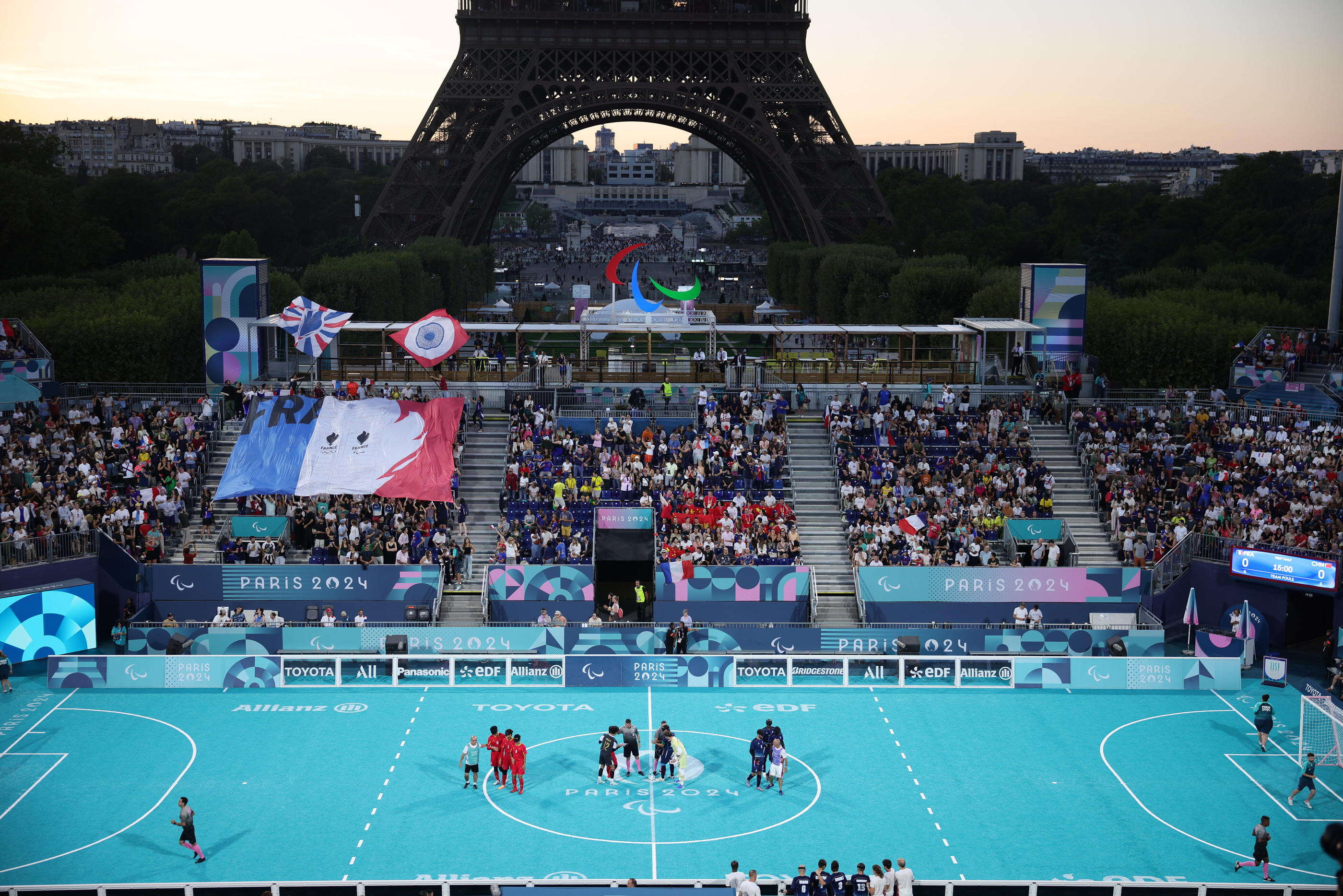 Jeux paralympiques : la ola silencieuse pour l’équipe de France de cécifoot avant le match contre le Brésil