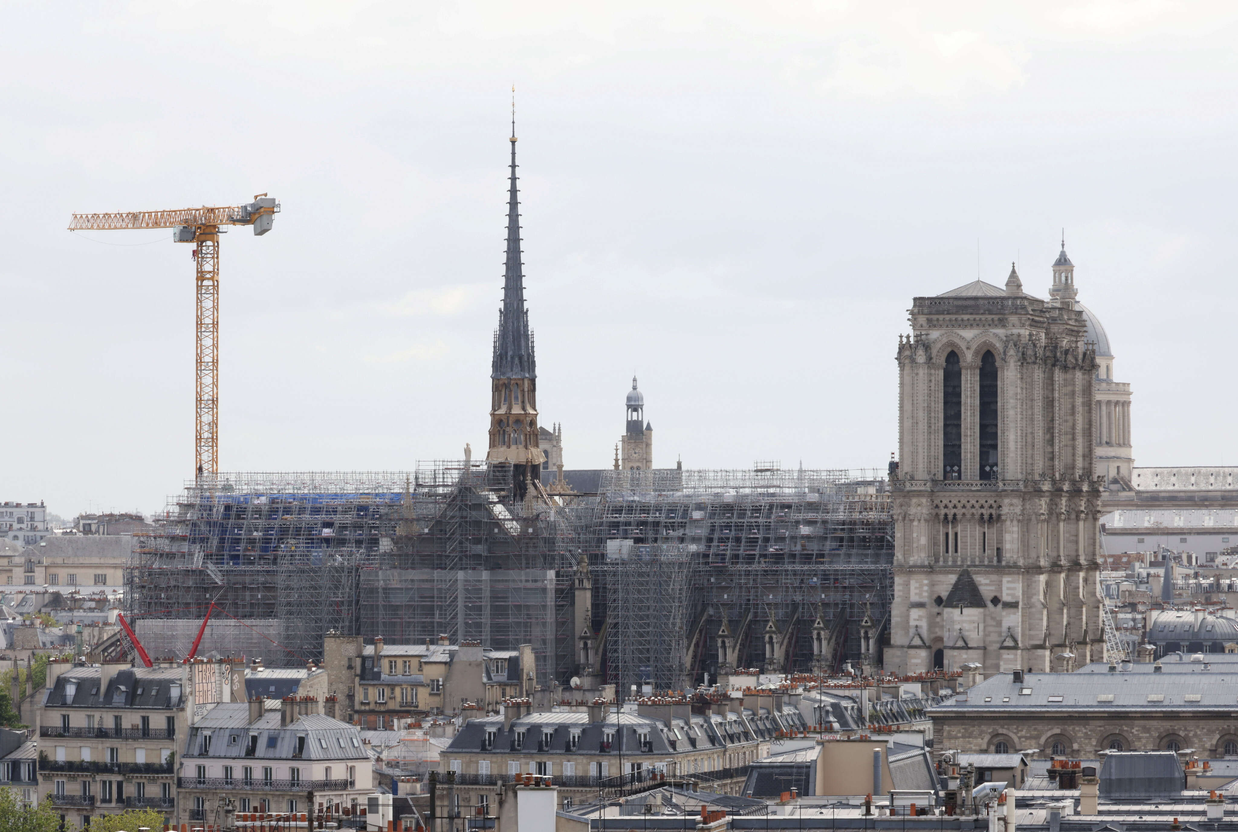 Notre-Dame de Paris : une lourde porte métallique dégondée chute sur une femme de ménage et la blesse gravement