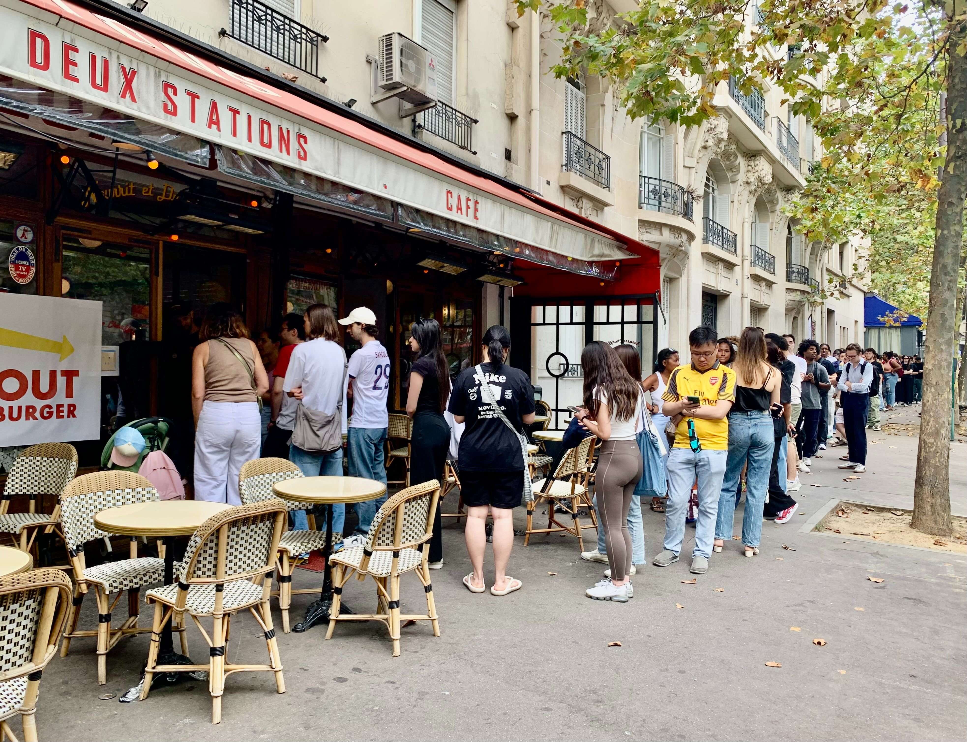 À Paris, 400 burgers vendus en 1h30 comme des petits pains : « On vient vivre l’expérience In-N-Out ! »