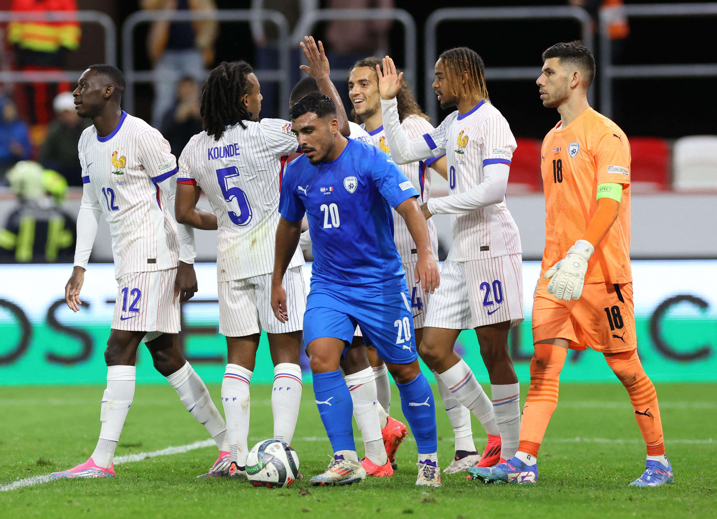 France-Israël : Louis Boyard demande d’annuler le match, Bruno Retailleau évoque seulement une jauge en baisse