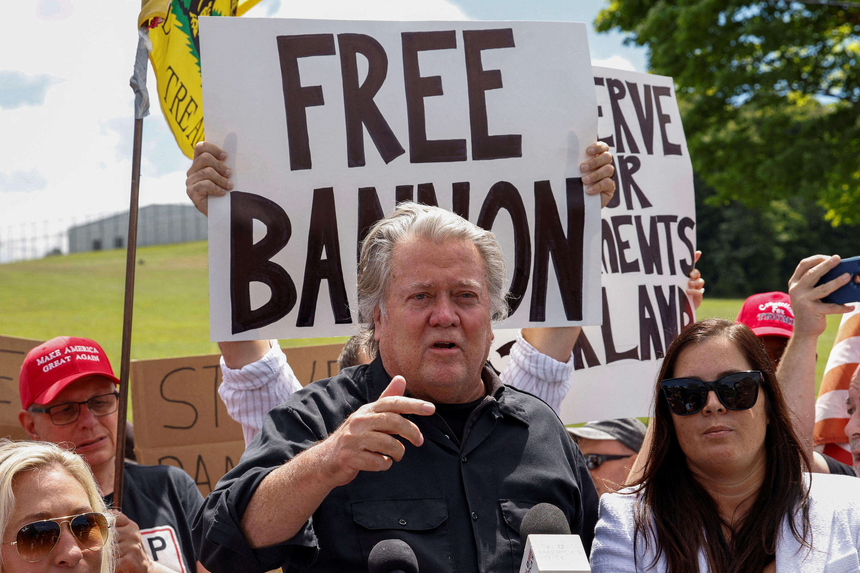 États-Unis : l’ex-conseiller populiste de Trump Steve Bannon a été libéré de prison