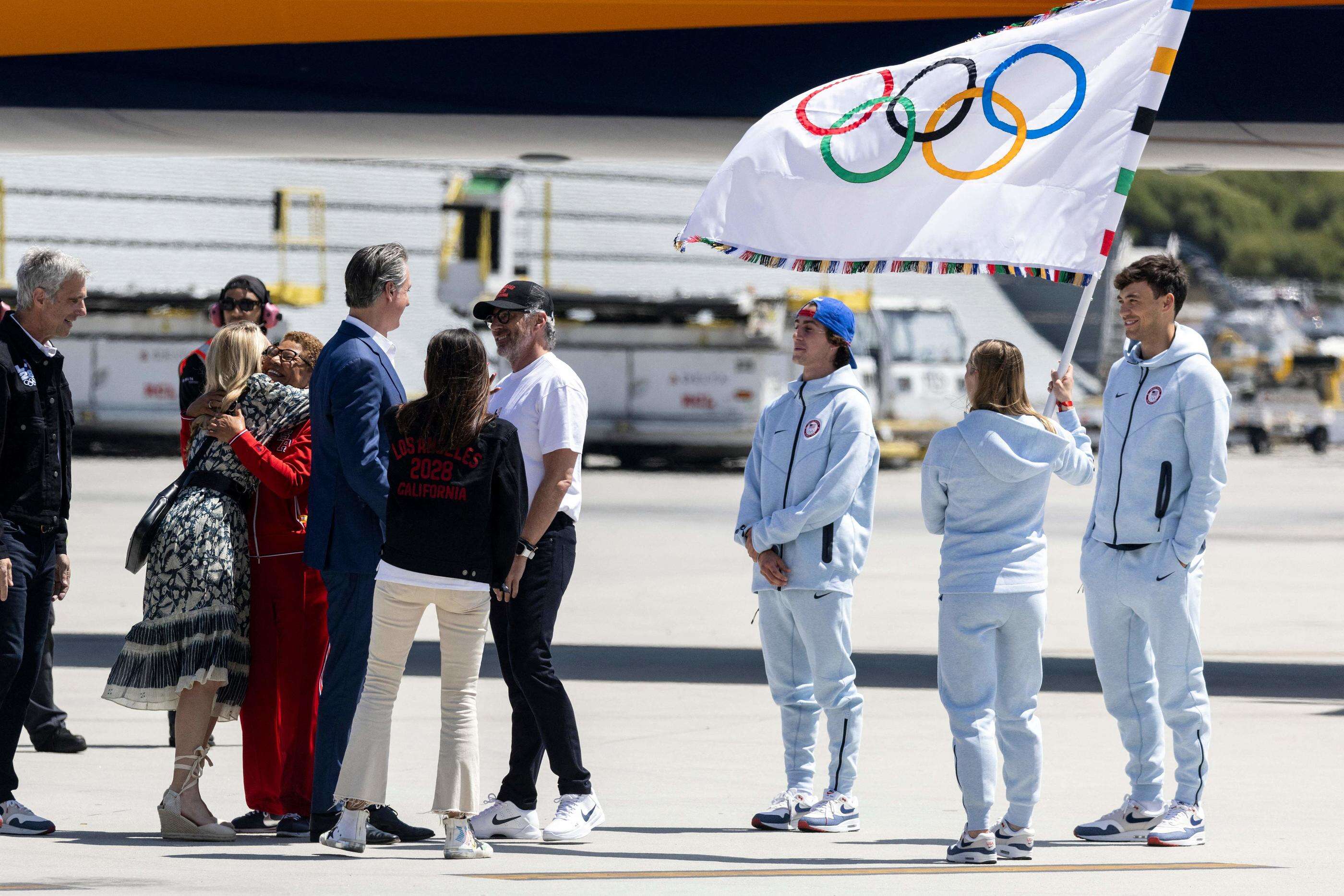 Le drapeau olympique est arrivé à Los Angeles, qui a « beaucoup à apprendre de Paris » pour organiser les JO 2028