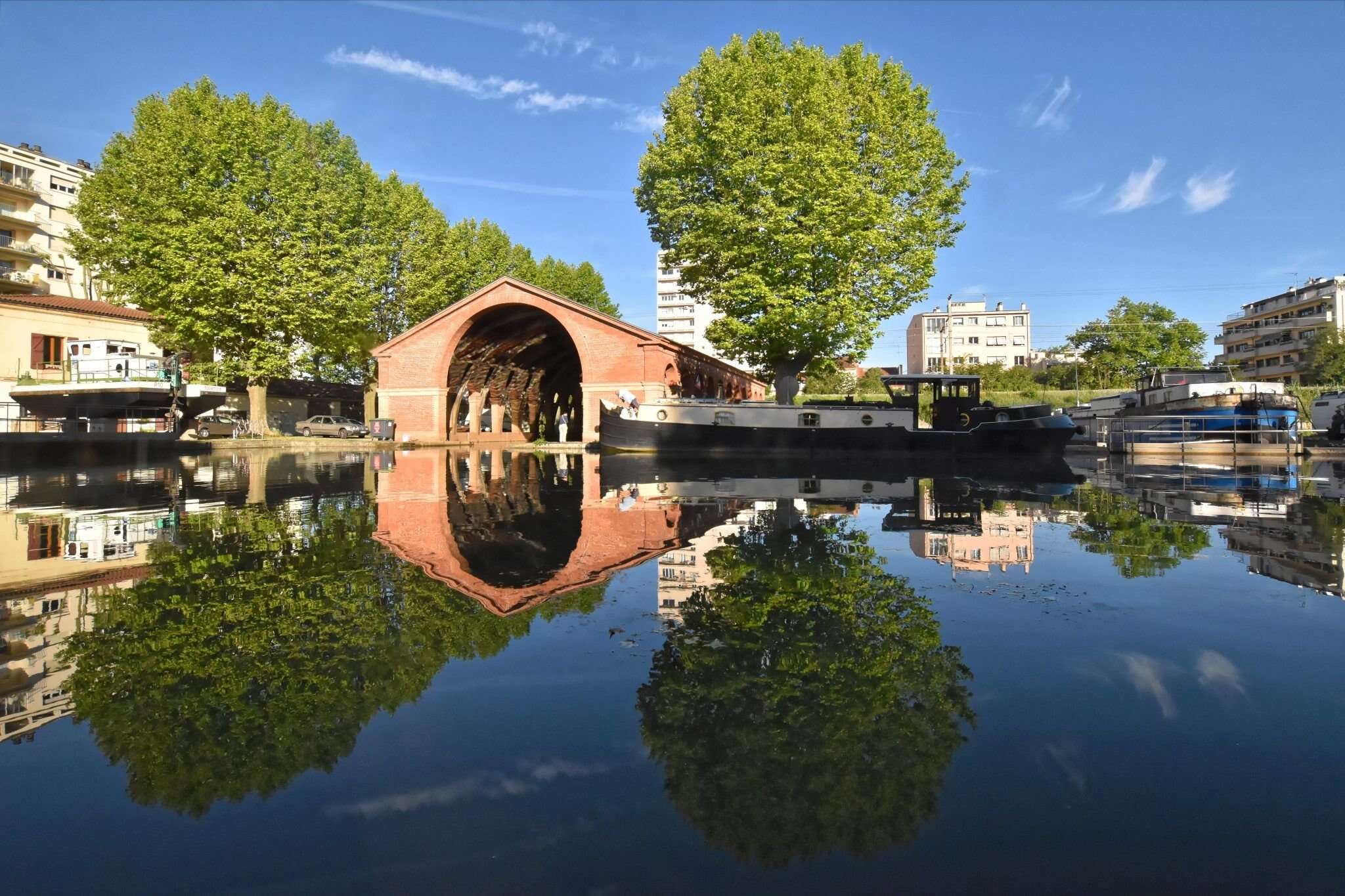 André Manoukian donne un concert sur l’eau à Toulouse pour sauver les platanes du canal du Midi