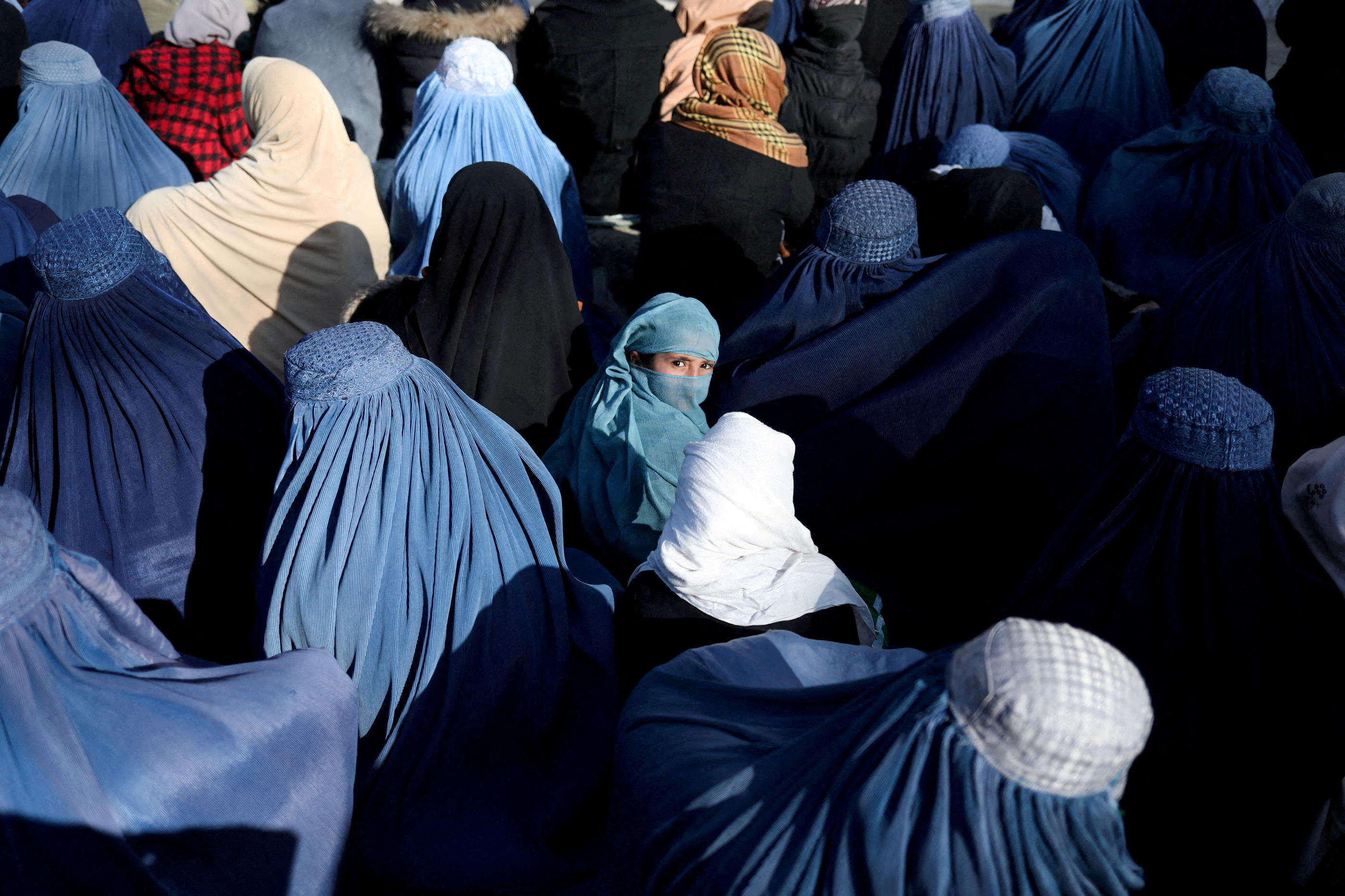 Afghanistan : le gouvernement taliban interdit aux femmes de chanter ou de lire en public