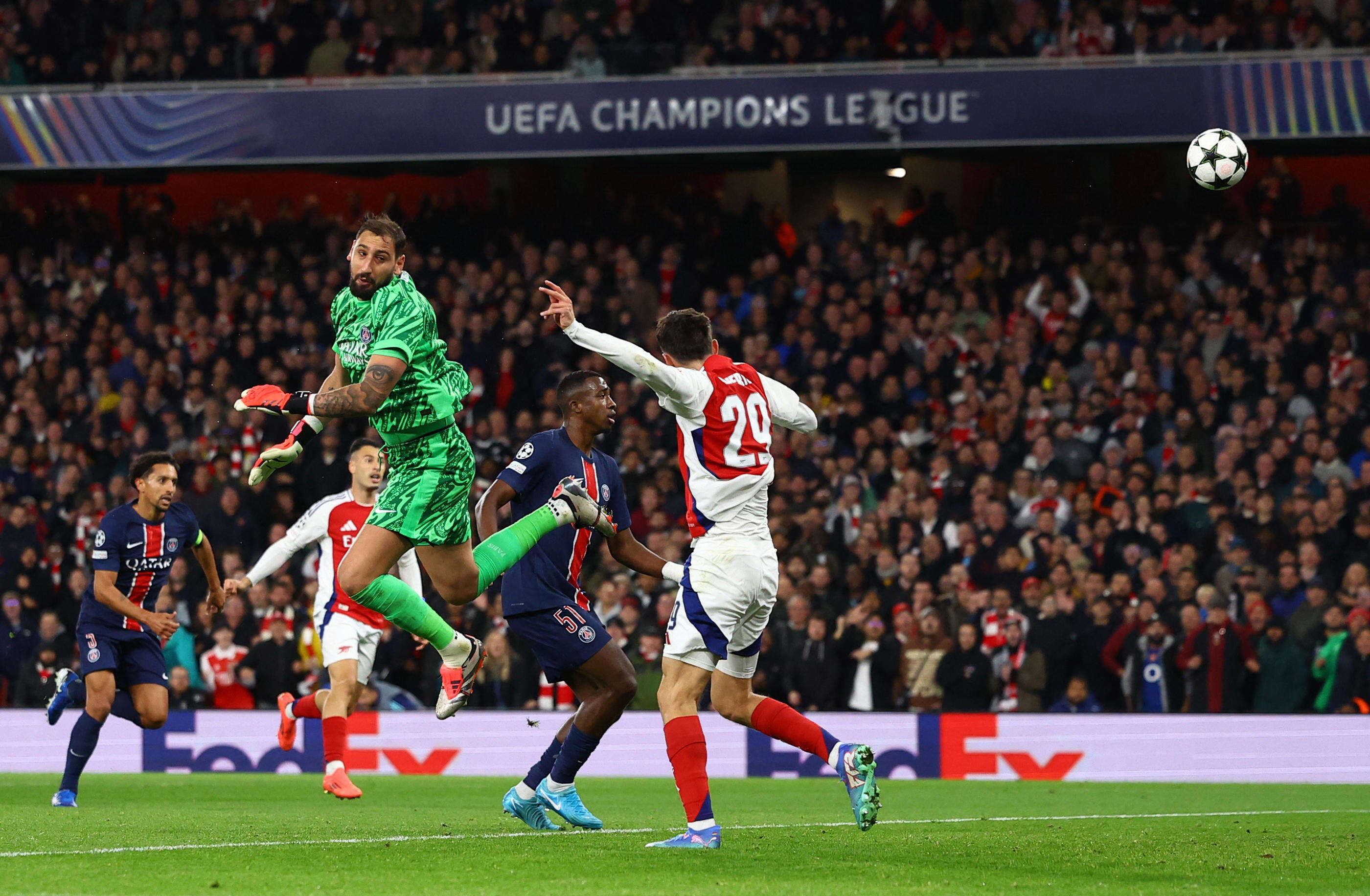 Arsenal-PSG : la vidéo de la sortie aérienne manquée par Donnarumma, devancé par Kai Havertz buteur de la tête