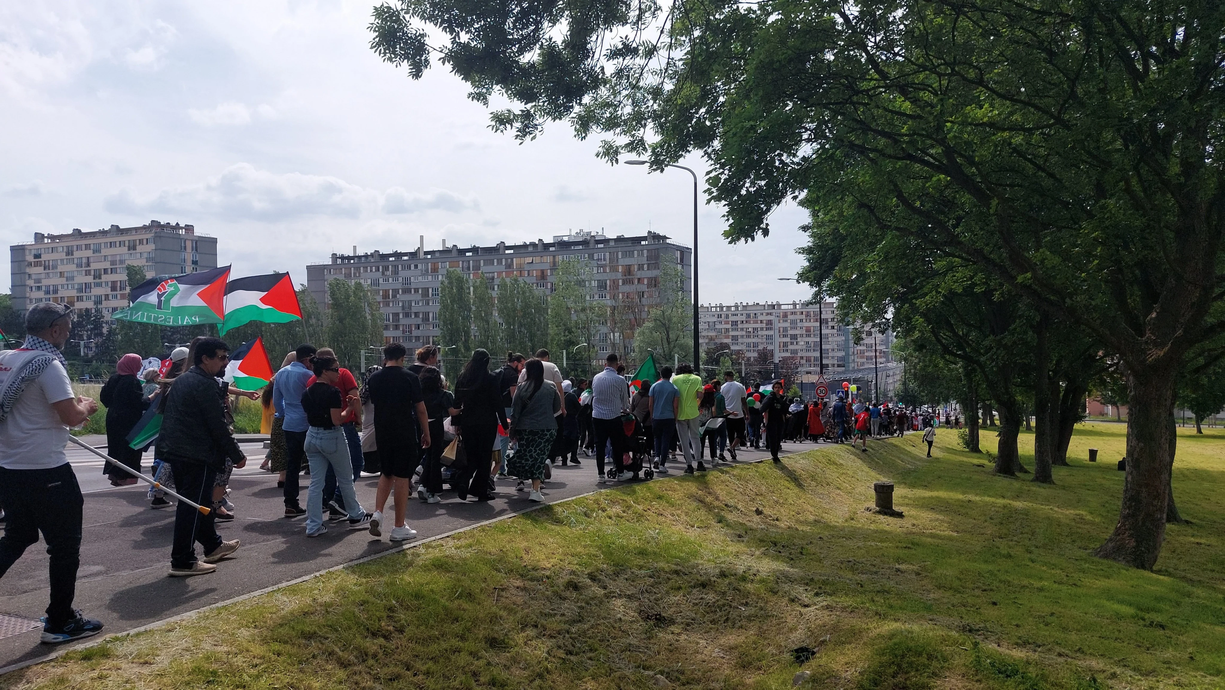 « Gaza, Clichy ne t’oublie pas » : une marche de soutien au peuple palestinien rassemble plus de 500 personnes