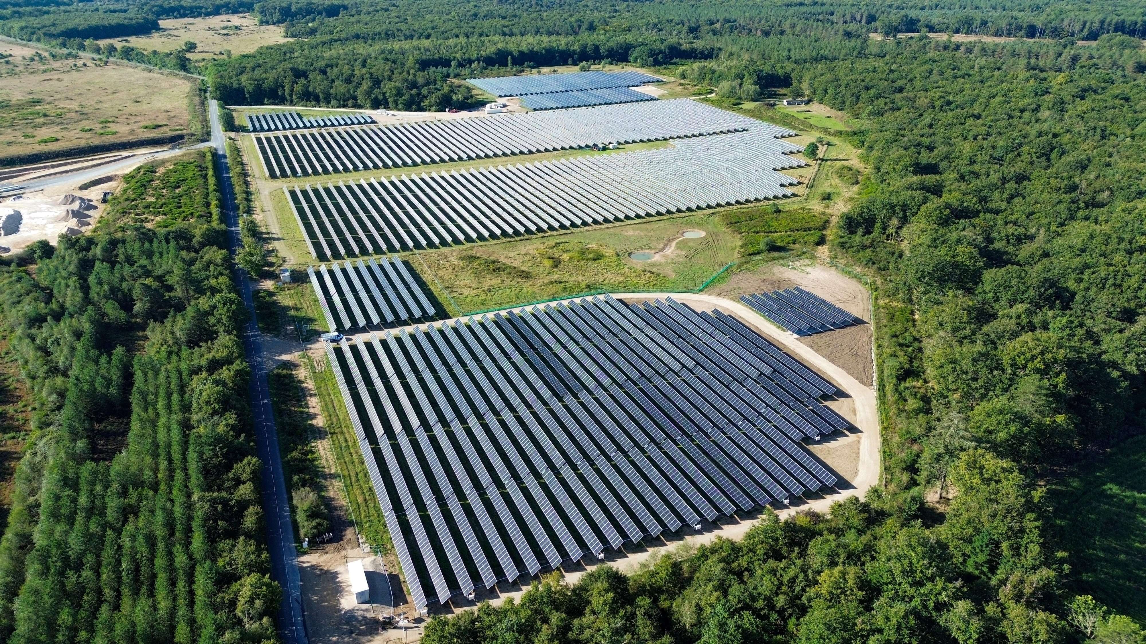 Une marée de panneaux solaires au sud d’Orléans