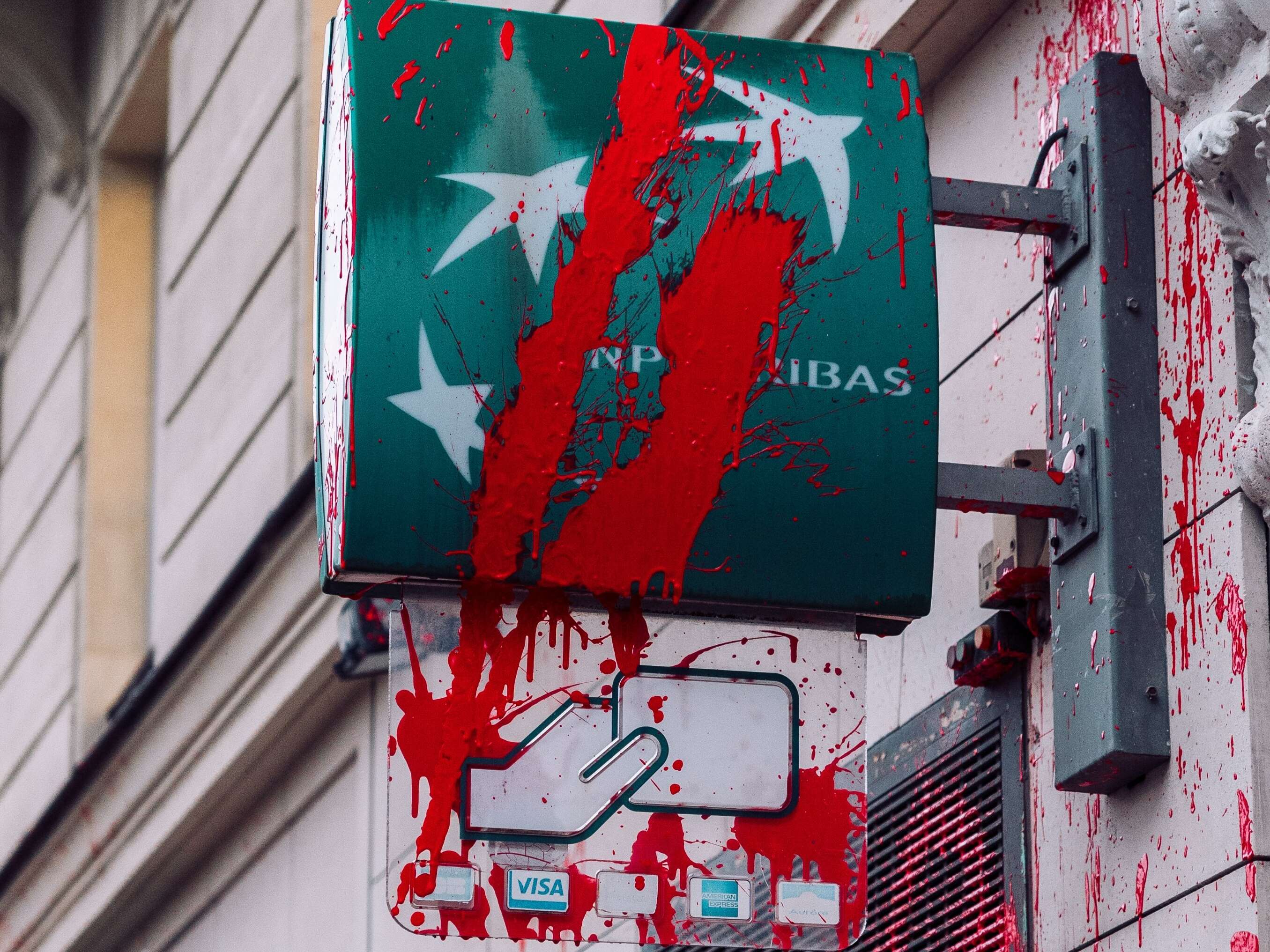 Des « actes de vandalisme » : pourquoi des agences BNP Paribas ont-elles été aspergées de peinture rouge à Paris ?