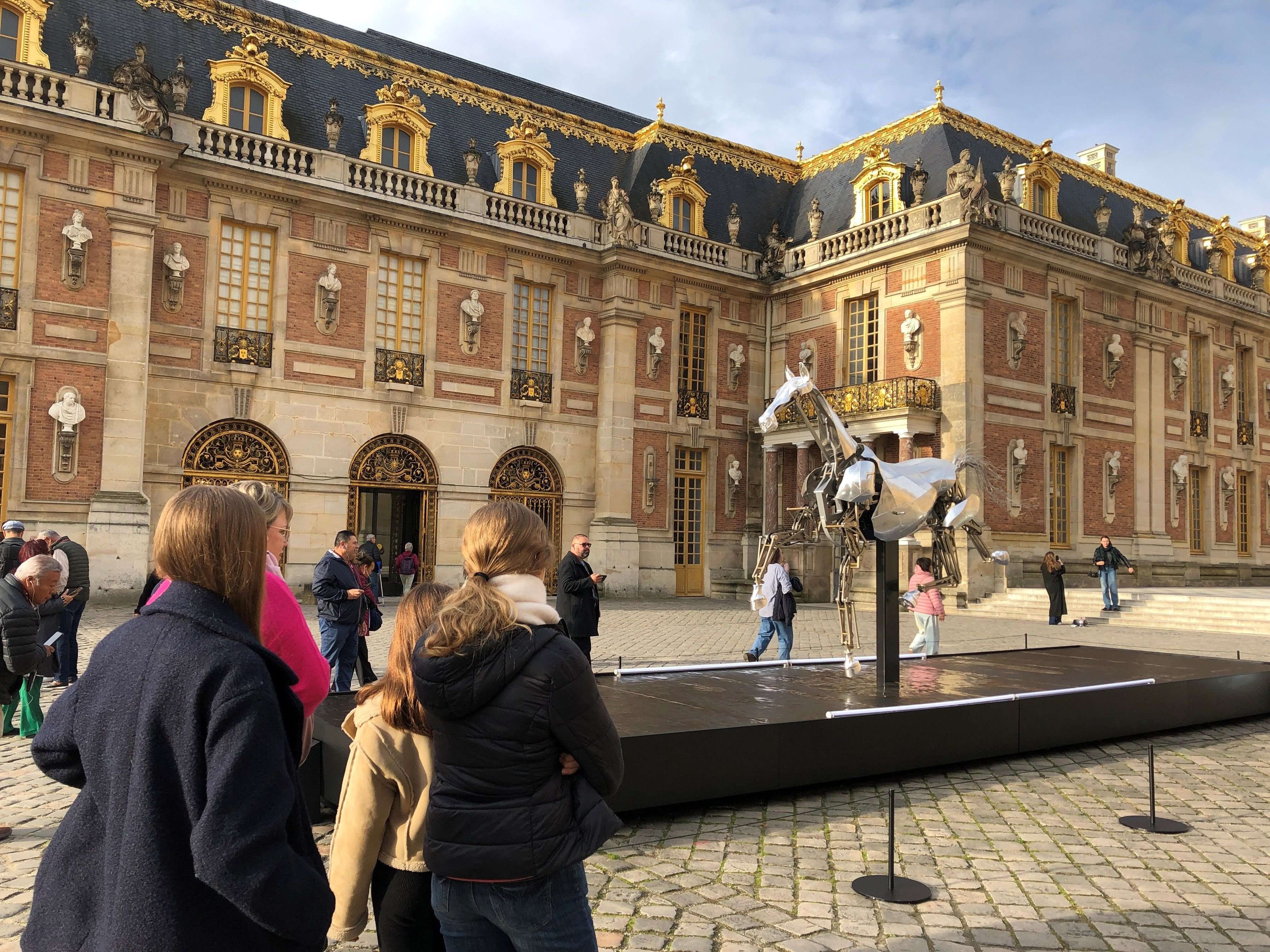 « Incroyable en vrai », le cheval métallique des JO de Paris fait sensation au Château de Versailles