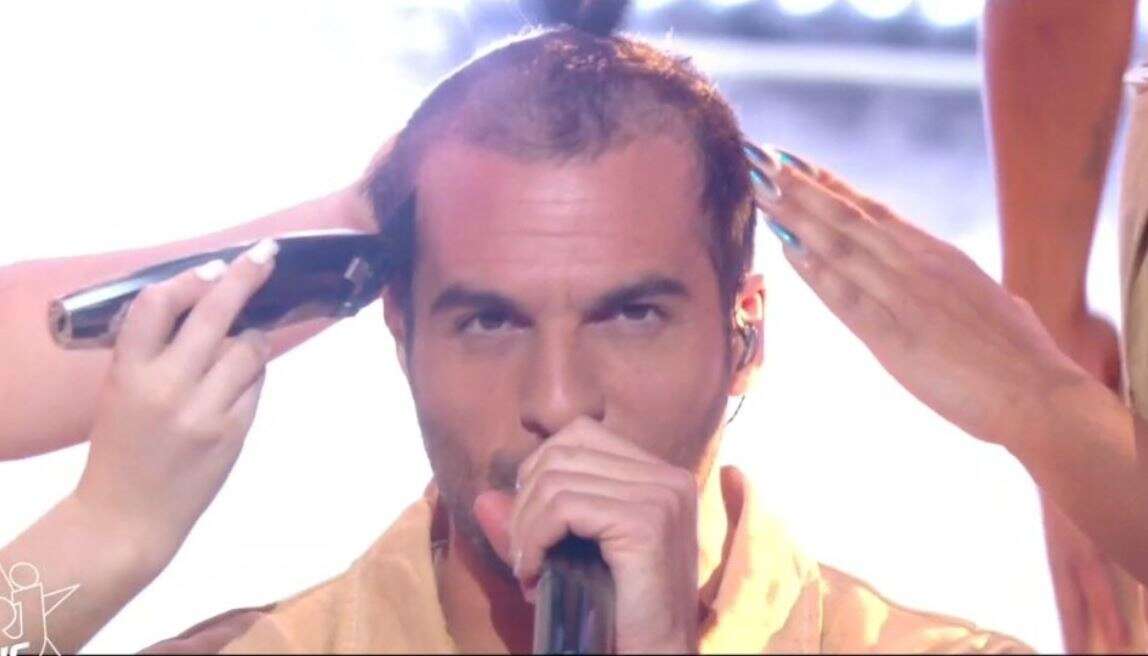 « Les NRJ Music Awards c’est la liberté » : Amir se rase les cheveux en direct lors de sa performance