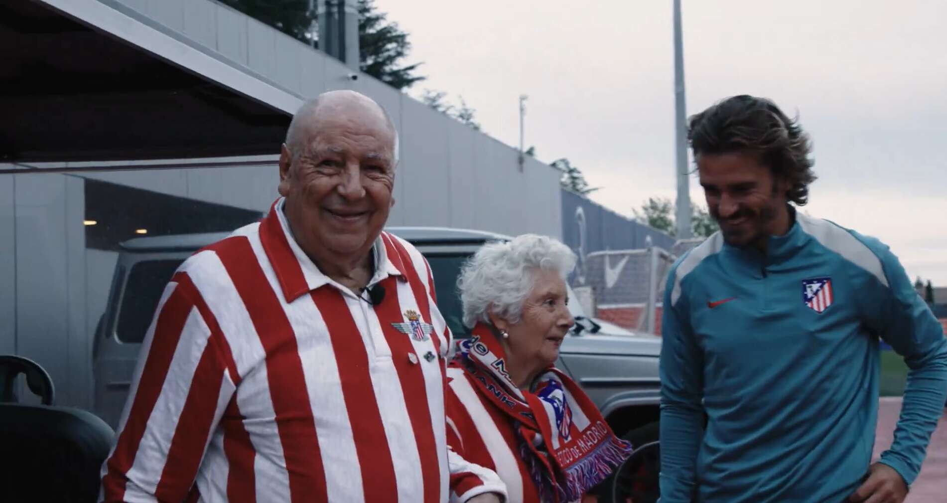 « Qu’est-ce que tu es beau » : l’émouvante vidéo de Griezmann avec un couple de personnes âgées fans de l’Atlético