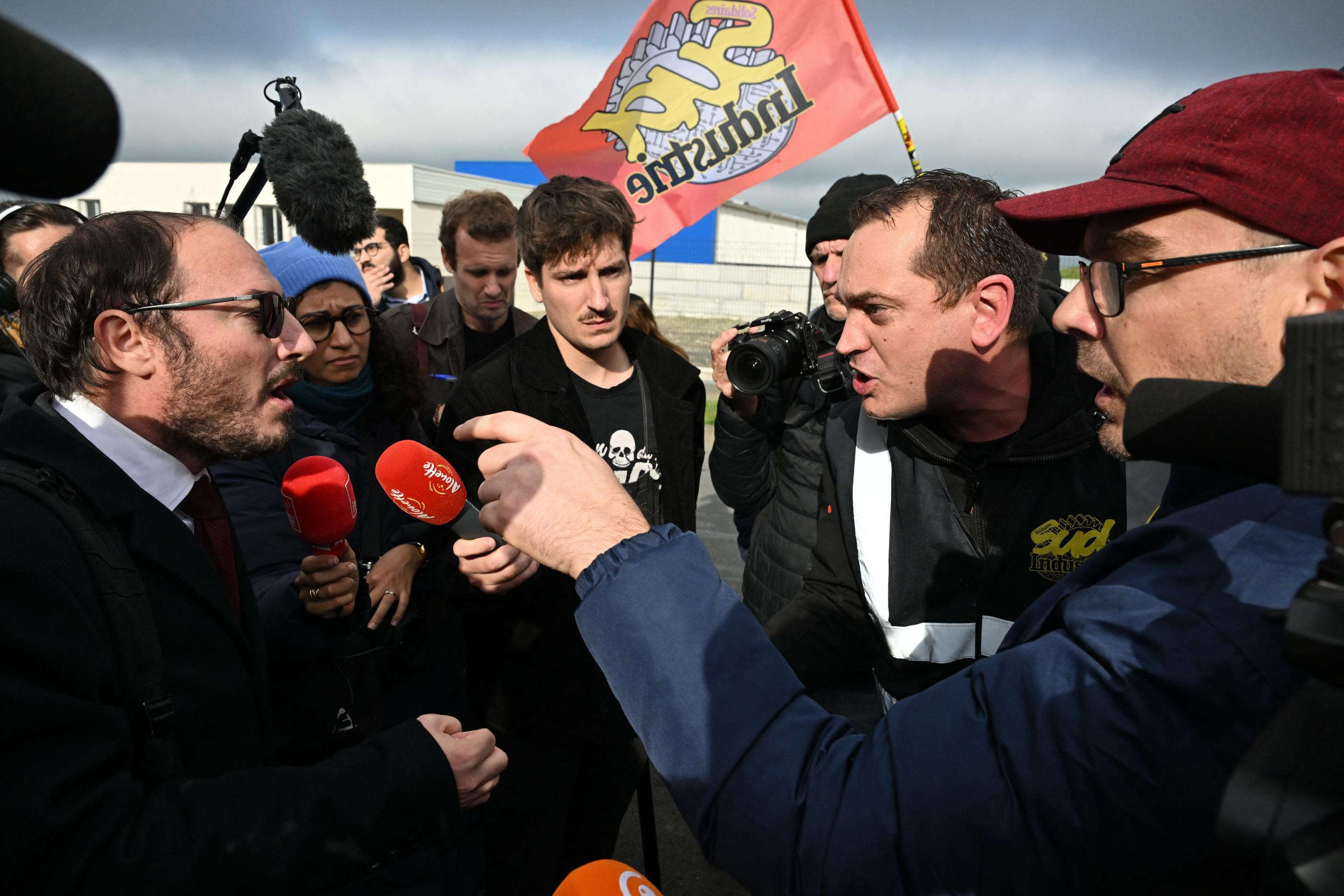 VIDÉO. « Vous êtes un guignol » : à Cholet, un député macroniste pris à partie par des salariés de Michelin