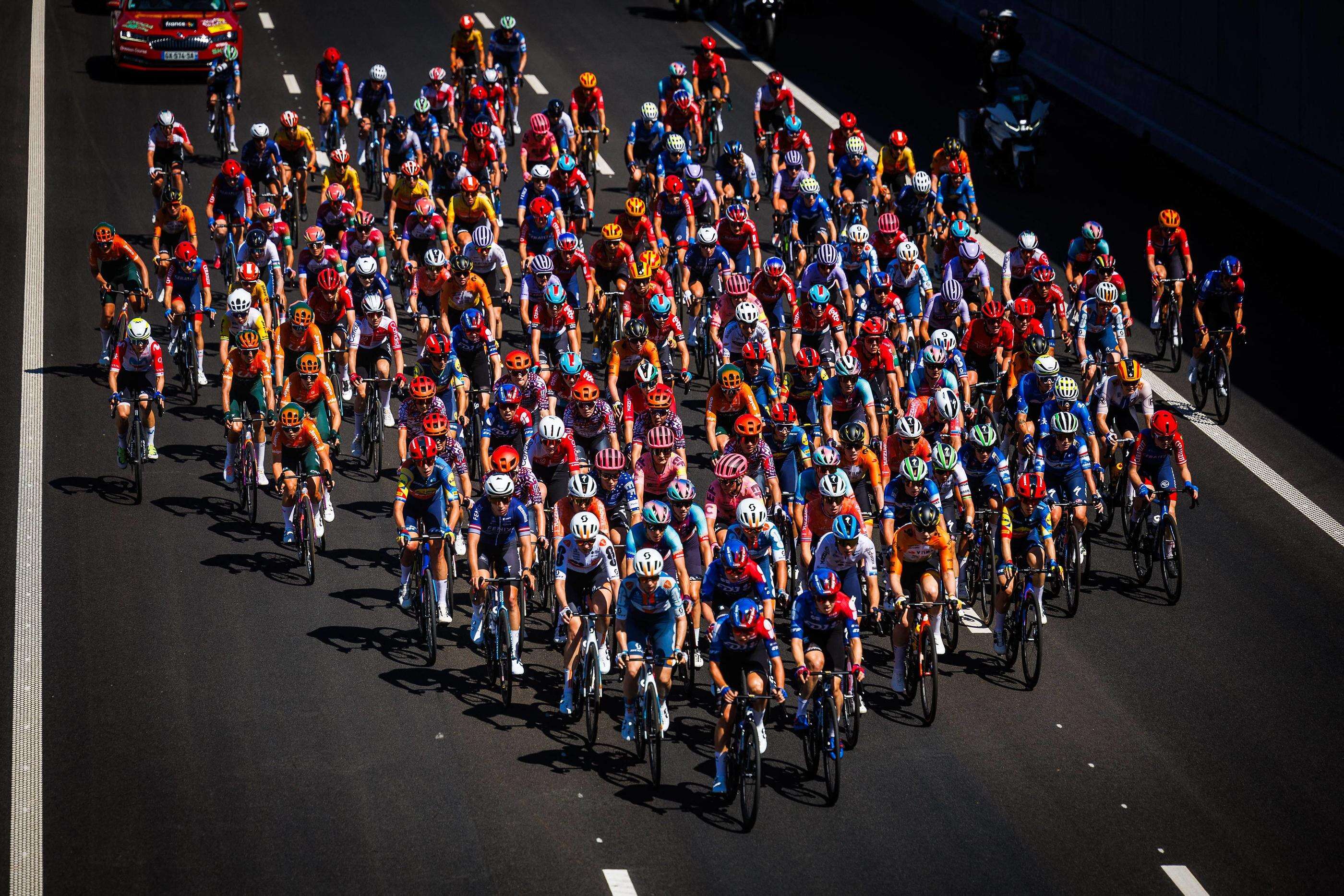 Tour de France femmes : trois coureuses ouzbèkes abandonnent au bout de quelques kilomètres le premier jour