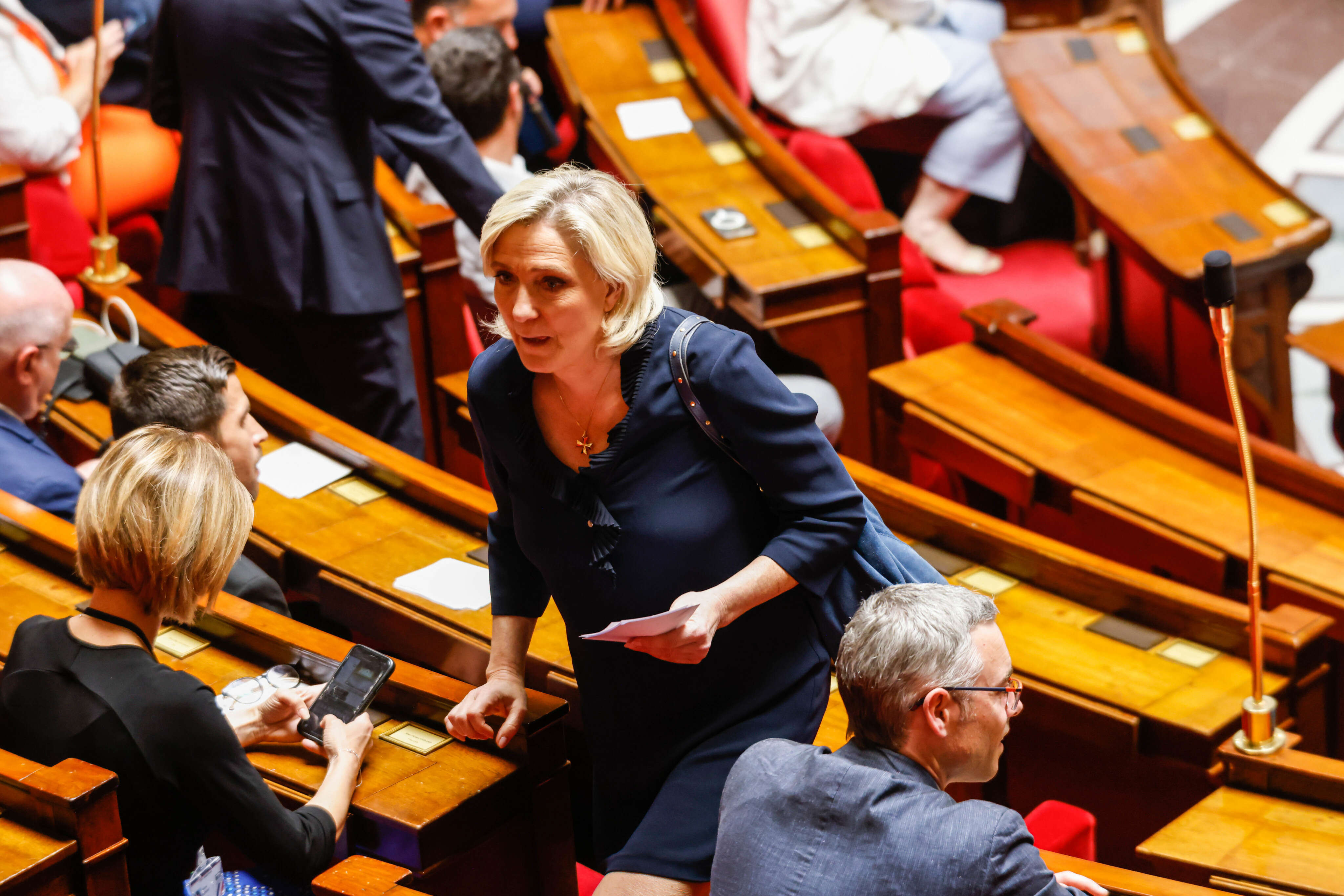 « Une situation démocratiquement intenable » : Le Pen et les Écologistes réclament une session extraordinaire au Parlement