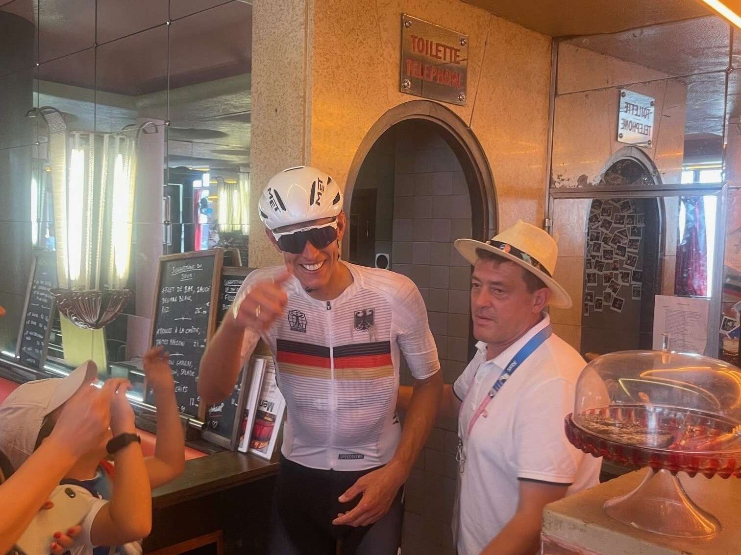 Le cycliste Nils Politt au café des Deux Moulins en pleine course : les dessous d’une pause toilettes déjà historique