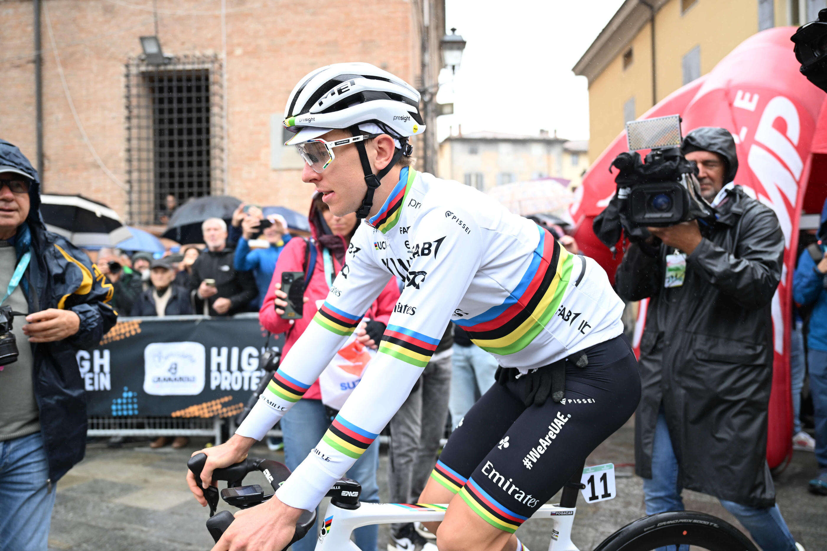 Cyclisme : pour sa première avec le maillot arc-en-ciel, Tadej Pogacar écrase le Tour d’Émilie