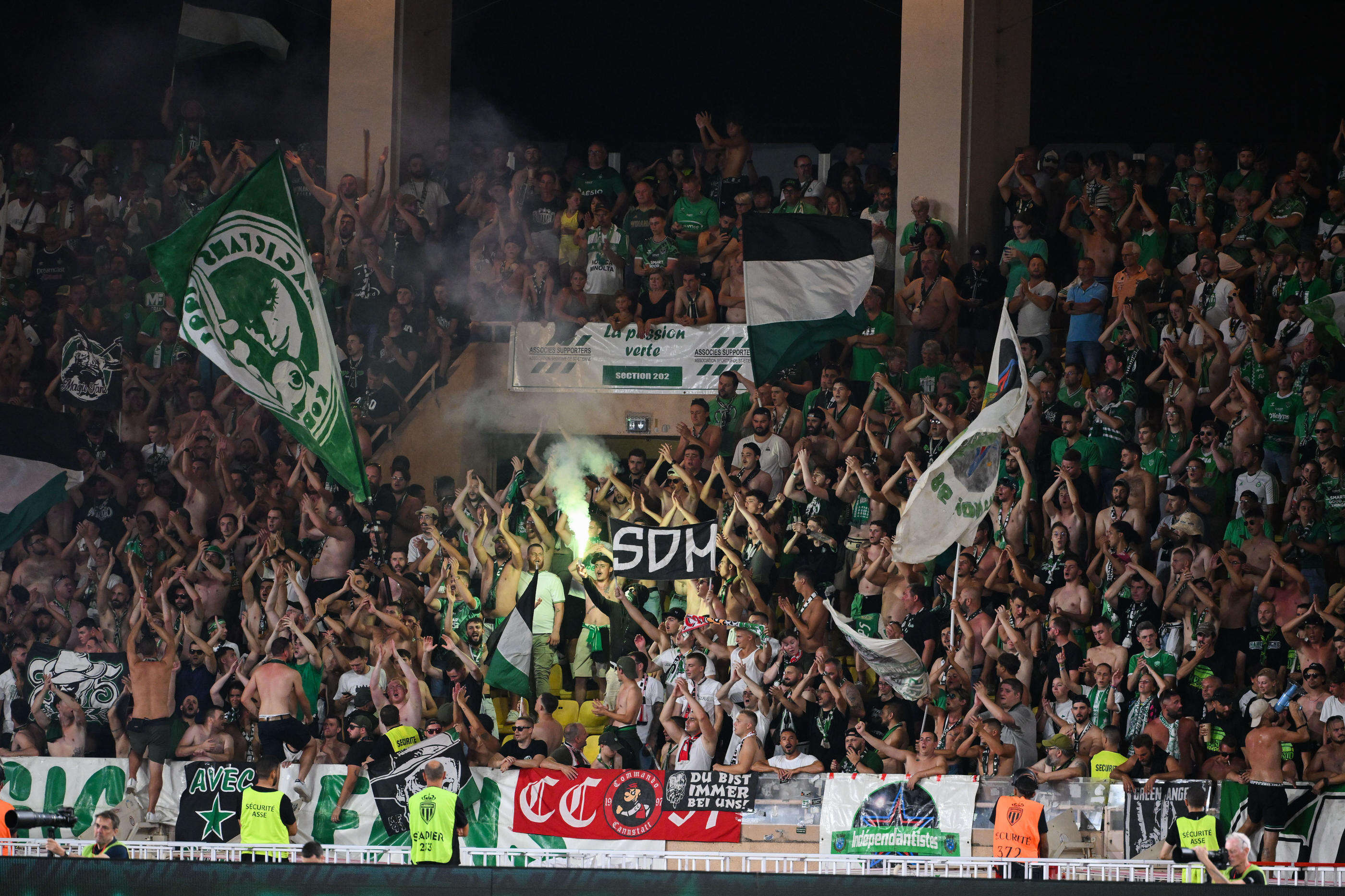 « Palpations plus que poussées » : des supportrices de Saint-Étienne dénoncent des fouilles intrusives à Monaco