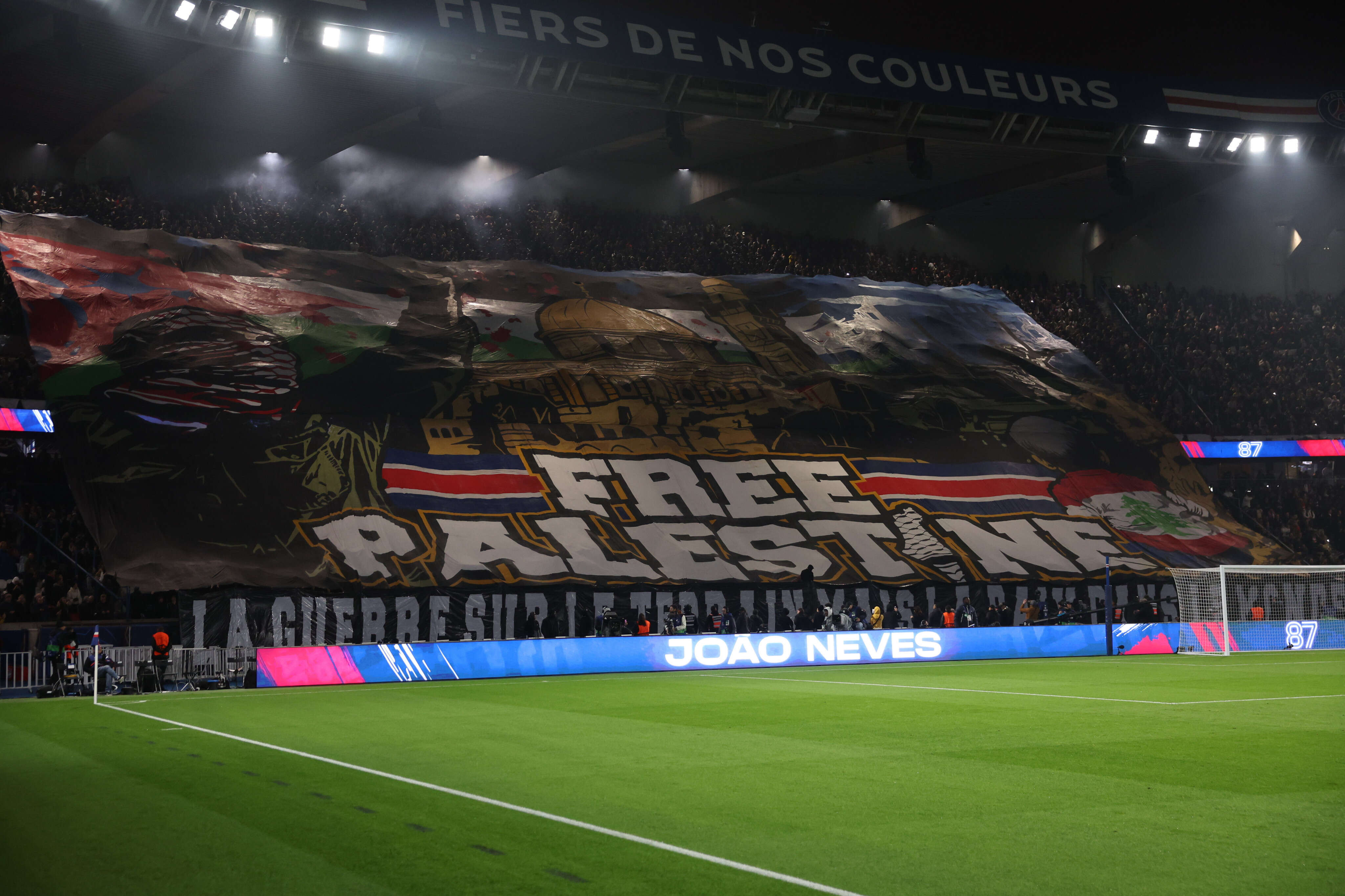 PSG : l’UEFA ne sanctionnera pas le club après le tifo pro-palestinien visible contre l’Atlético de Madrid