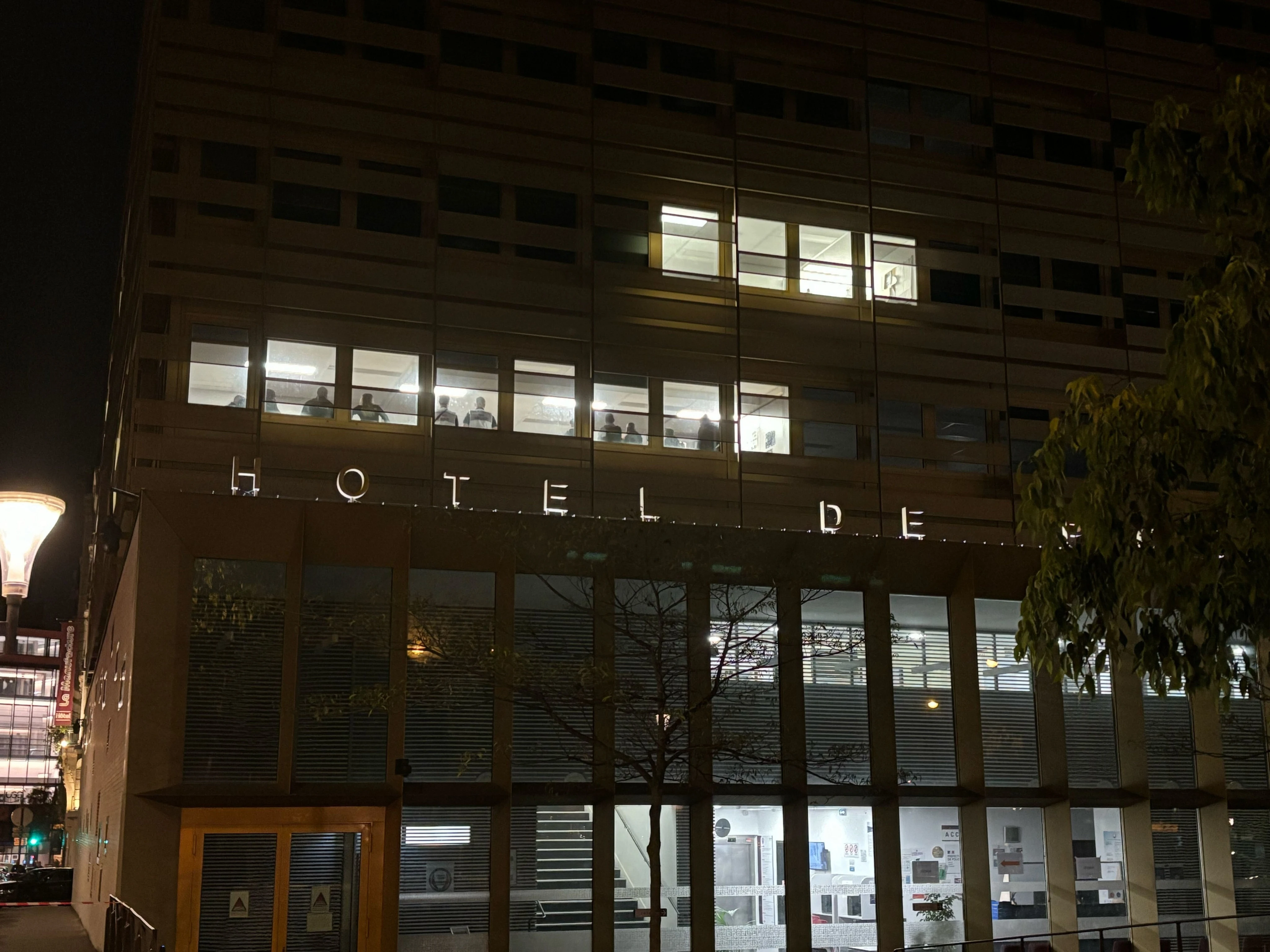 Deux policiers blessés par un gardé à vue à Paris : enquête, faits, suspect… ce que l’on sait au lendemain du drame
