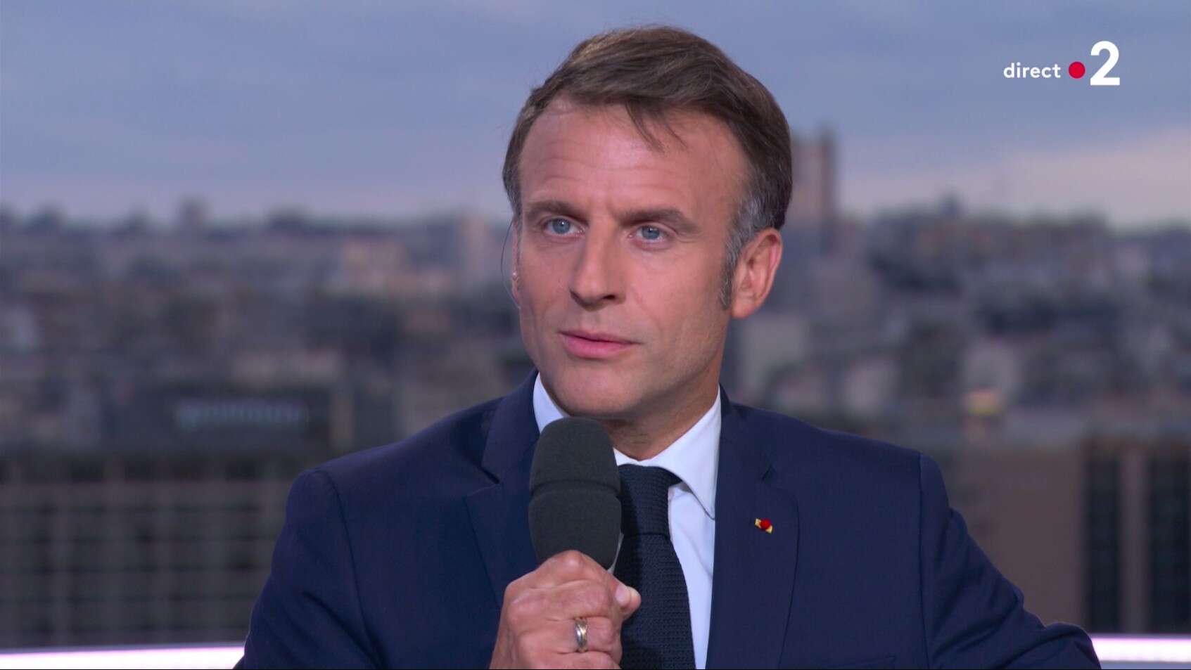 Emmanuel Macron acte sa défaite aux législatives… et donne rendez-vous mi-août pour un nouveau gouvernement