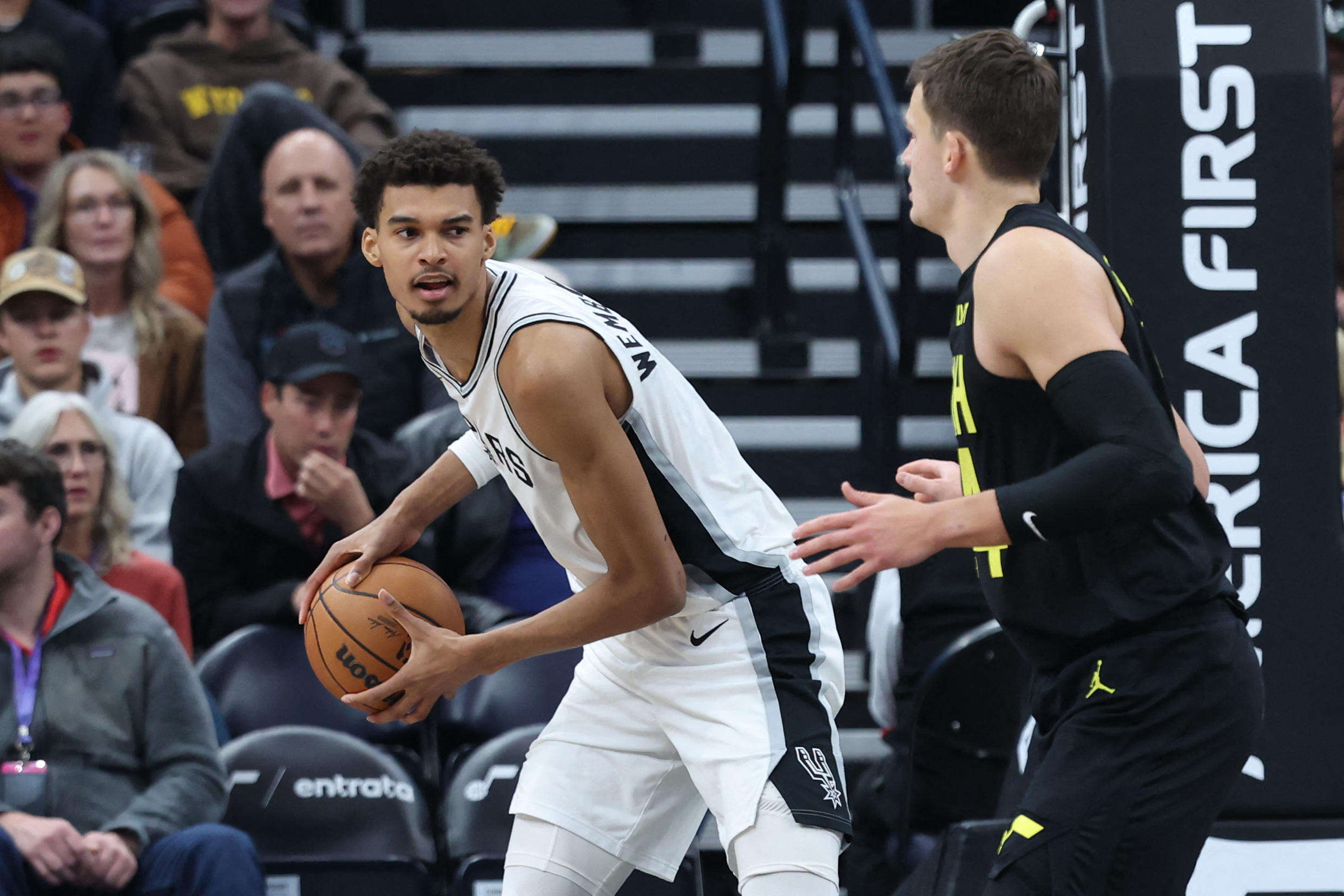 NBA : le spectaculaire déguisement d’Halloween de Victor Wembanyama avant le match des Spurs