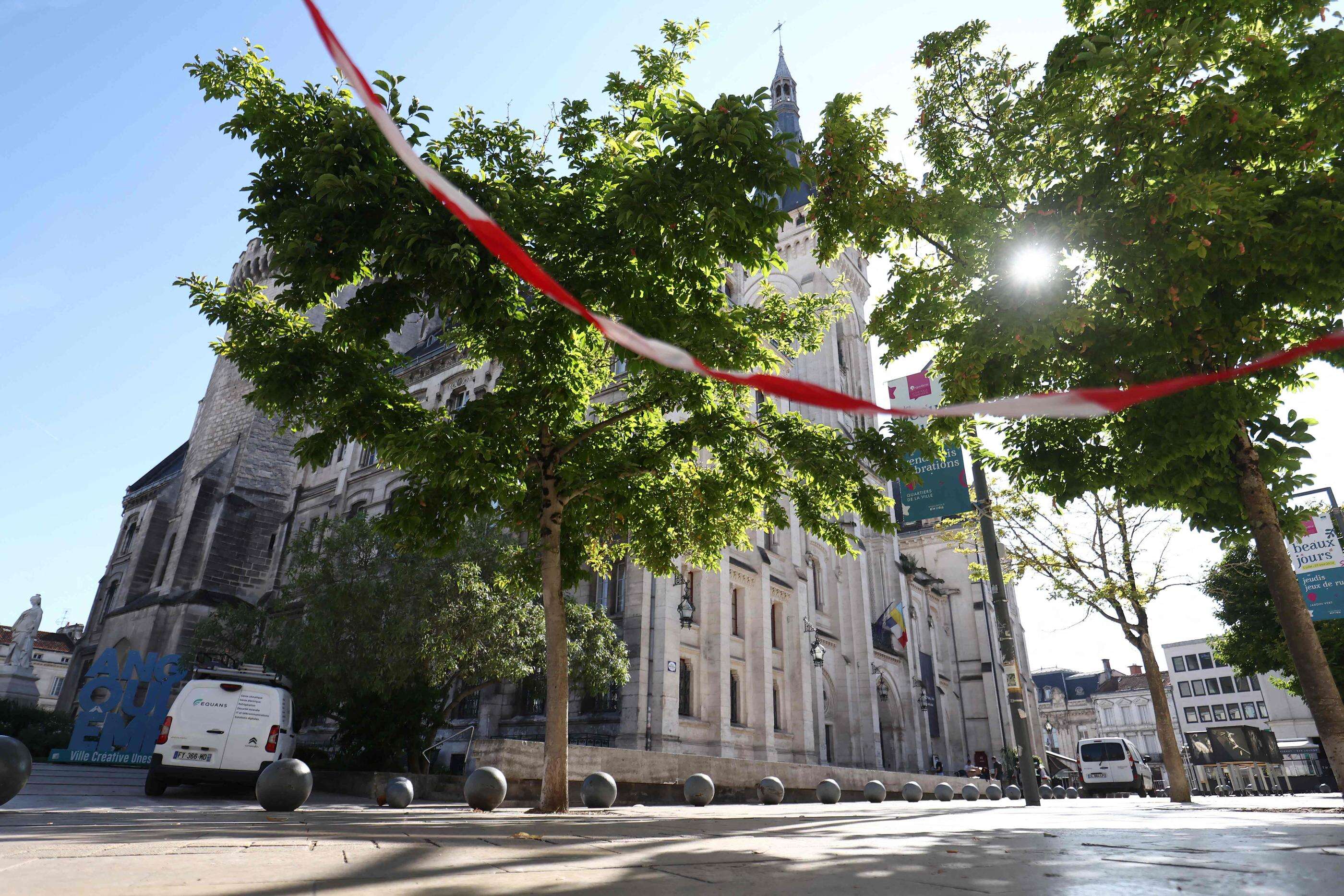 Mairie d’Angoulême incendiée : des « troubles psychiques » relevés chez l’homme qui a mis le feu