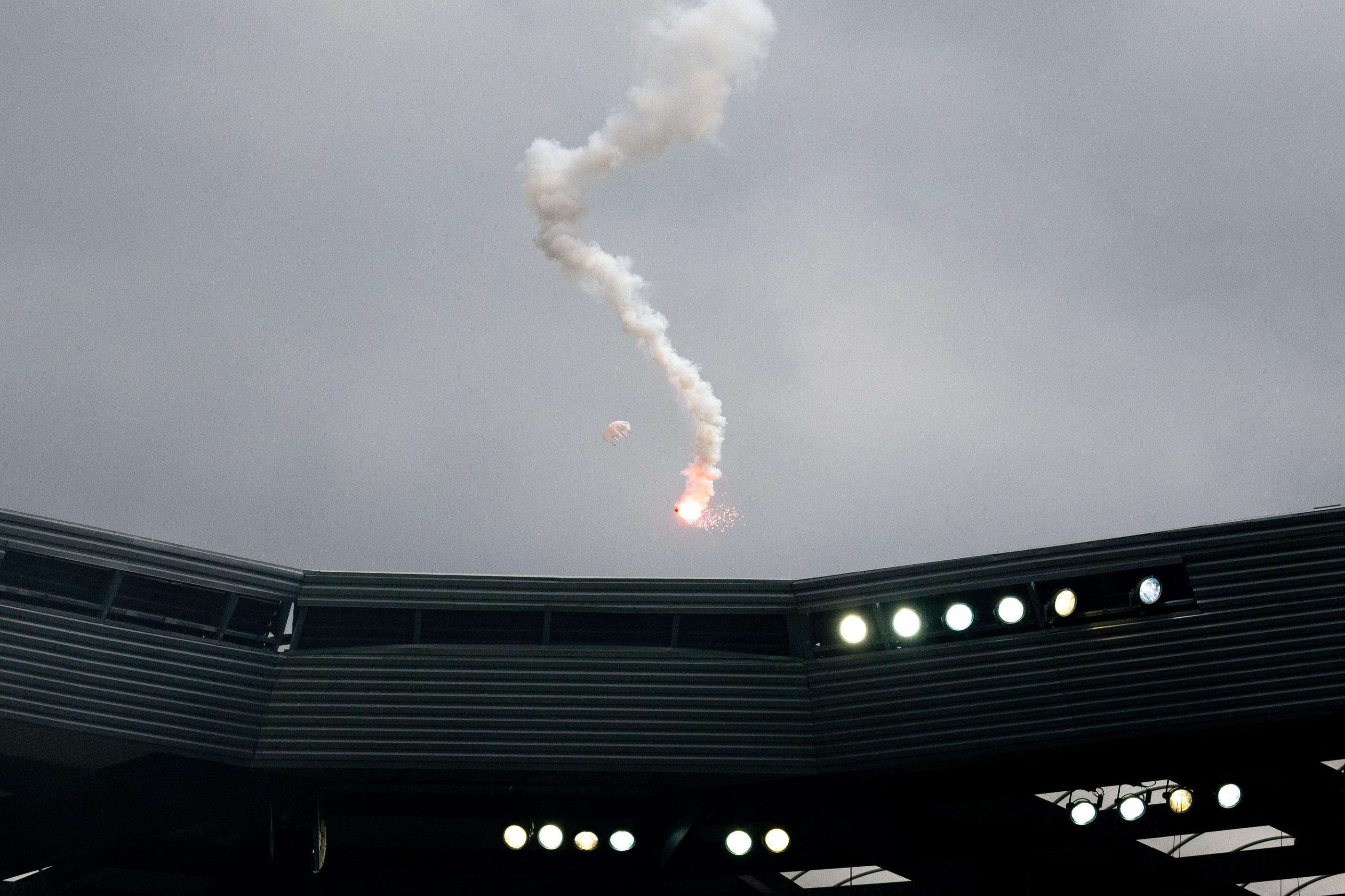 Des fumigènes parachutés depuis l’extérieur du stade à Caen pour protester contre les matchs du vendredi.