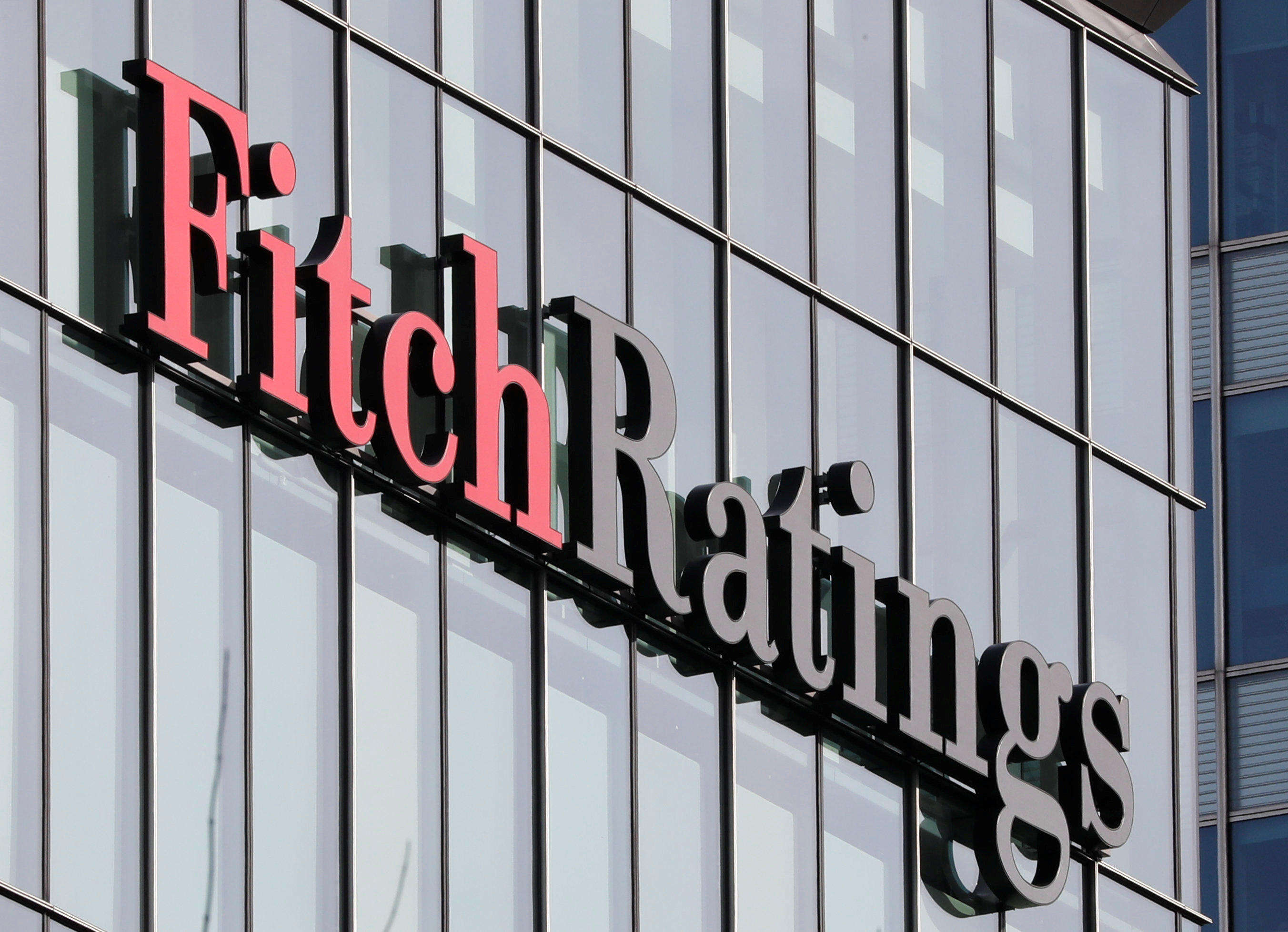 Dette : l’agence Fitch maintient la note de la France à « AA- », mais la place sous perspective négative