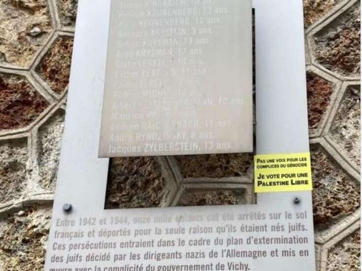 Saint-Denis : un autocollant « pour une Palestine libre » sur une plaque commémorant la déportation de Juifs