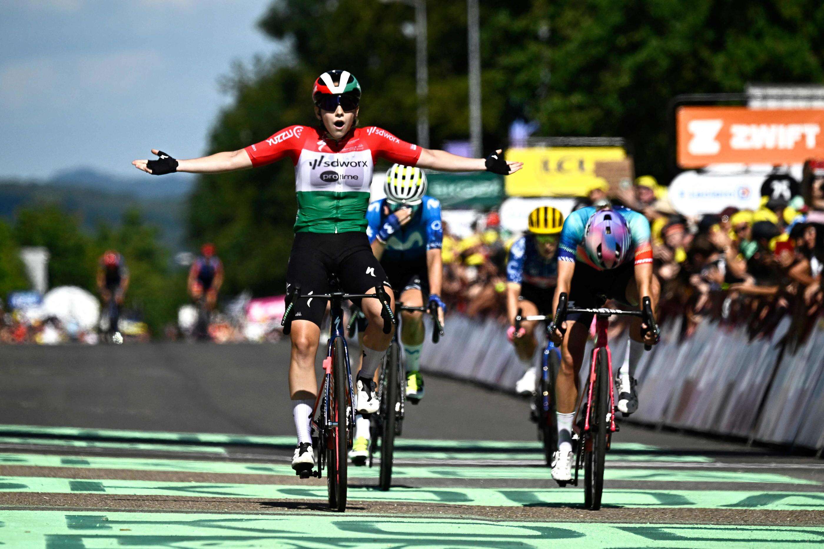 Tour de France femmes : à Amnéville, Blanka Vas signe sa première victoire, Vollering perd le maillot jaune