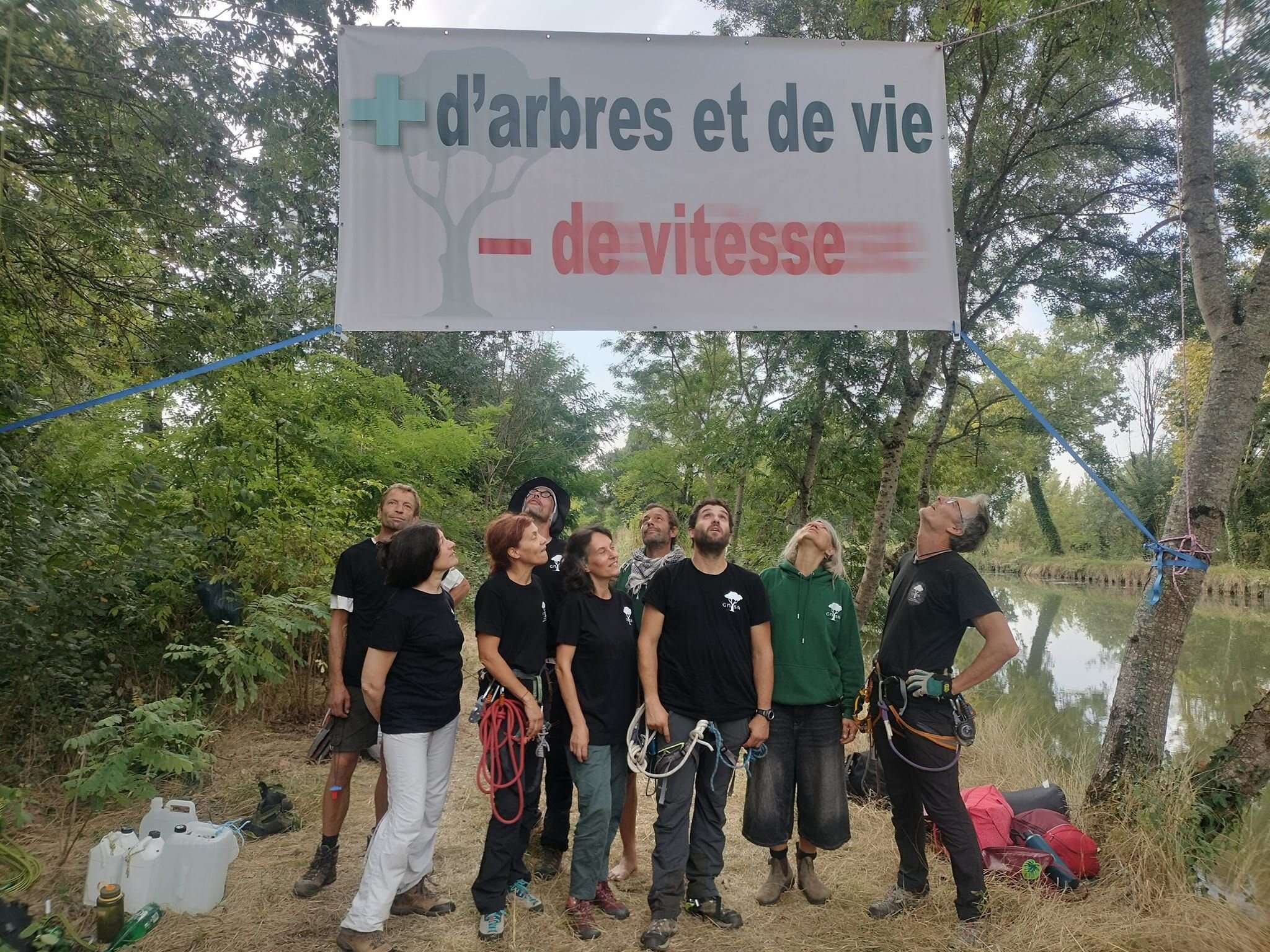 Opposés à la ligne à grande vitesse Toulouse-Bordeaux, des militants « écureuils » protègent les arbres